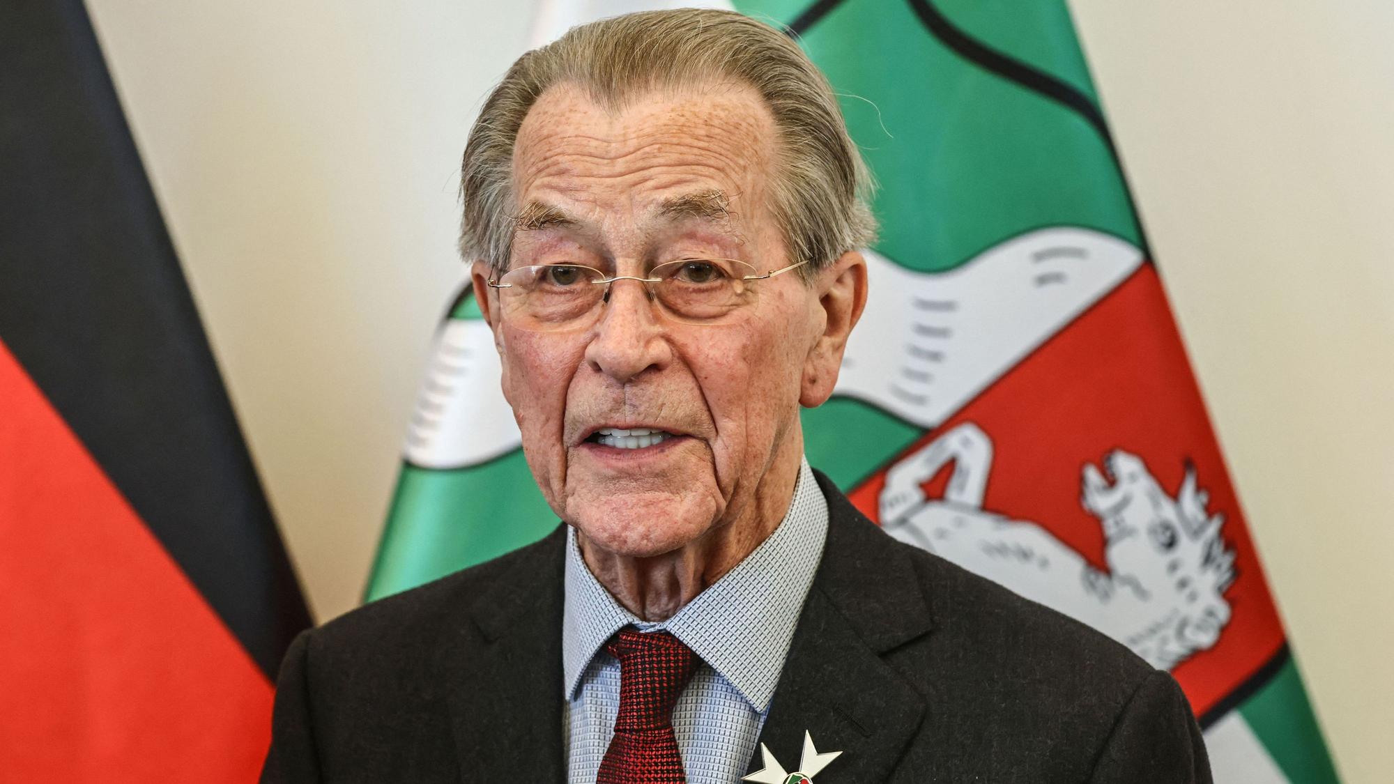 Franz Müntefering (SPD), Politiker, steht nach der Verleihung des Landesverdienstordens von Nordrhein-Westfalen im Foyer der Staatskanzlei.