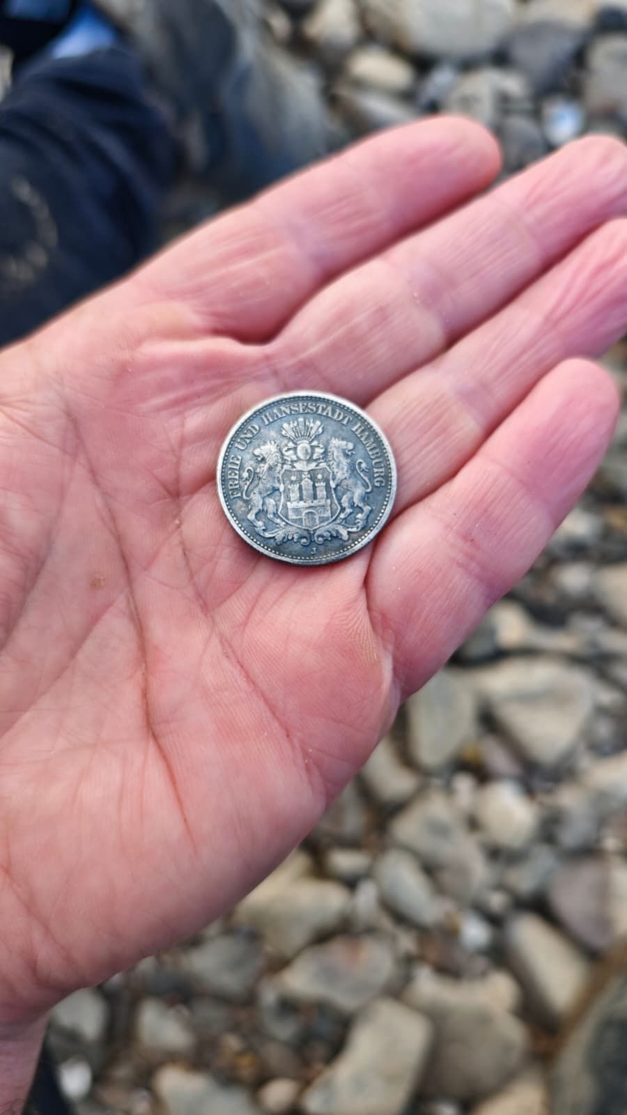 Diese historische Silbermünze hat Carsten Konze im trockenen Rhein gefunden.