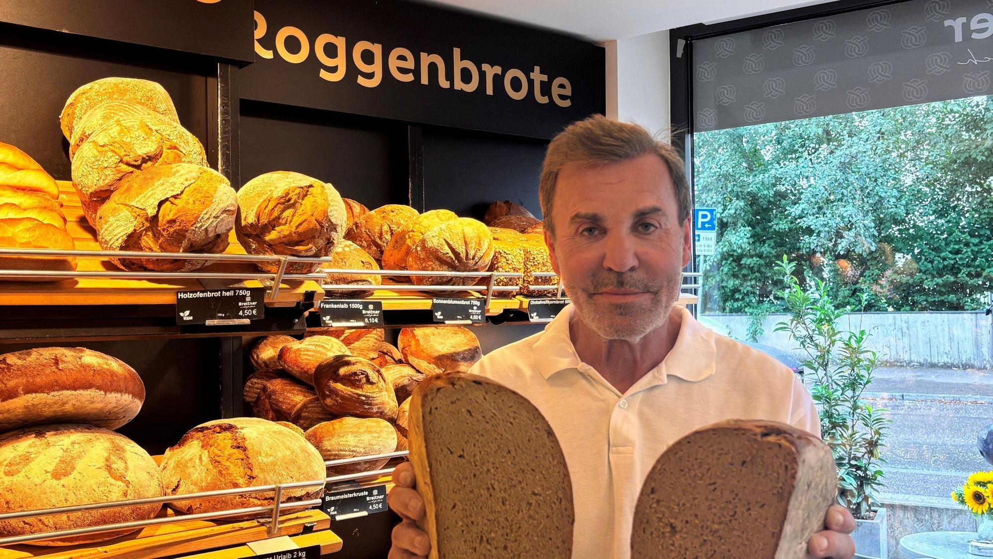 Bäckermeister Matthias Breitner aus Paffenhofen an der Ilm zeigt zwei Brothälften. Sie kosteten bis vor einiger Zeit einfach die Hälfte des ganzen Laibs. Weil sich ein Kunde über eine zehn Gramm zu leichte Hälfte beschwert hatte, musste der Bäcker nun teure Waagen anschaffen