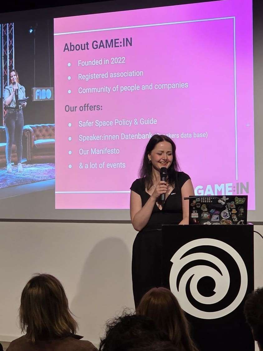 Isabel Grünberg vom Verein Game:in bei einem Vortrag bei dem Videospiel-Unternehmen Ubisoft