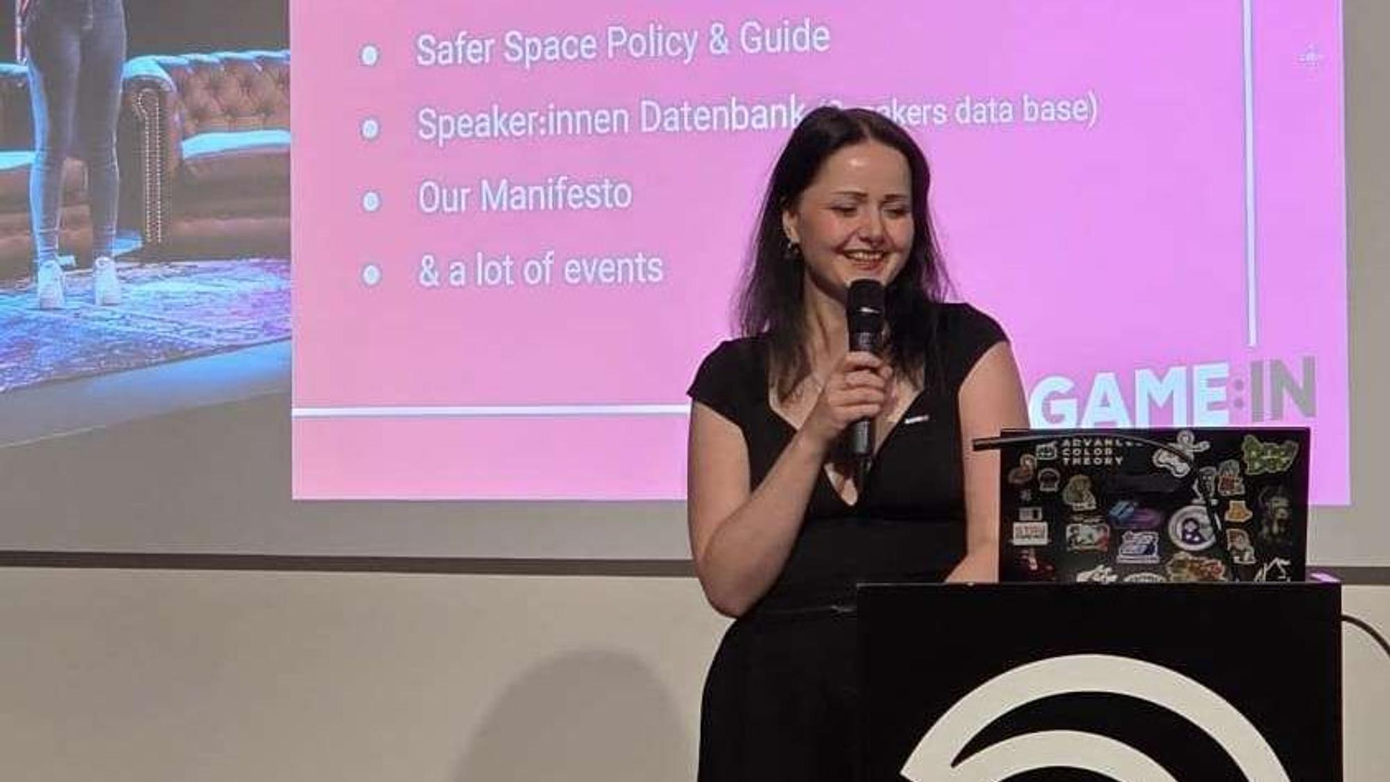 Isabel Grünberg vom Verein Game:in bei einem Vortrag bei dem Videospiel-Unternehmen Ubisoft