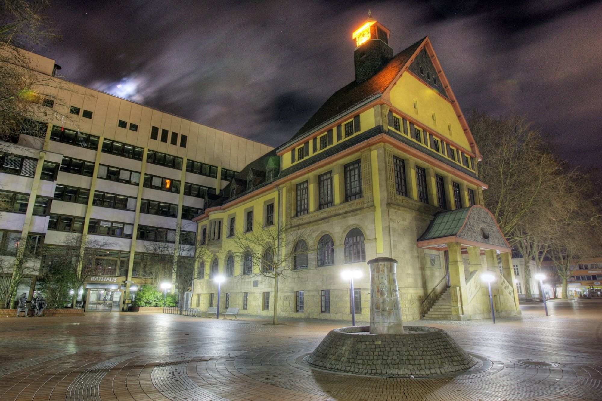 Das Bild zeigt das Rathaus der Stadt Frechen bei Nacht.