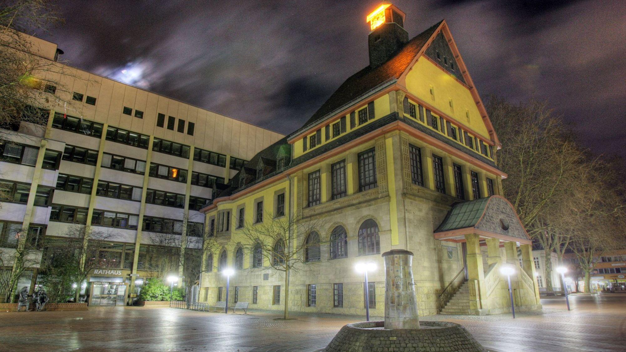 Das Bild zeigt das Rathaus der Stadt Frechen bei Nacht.