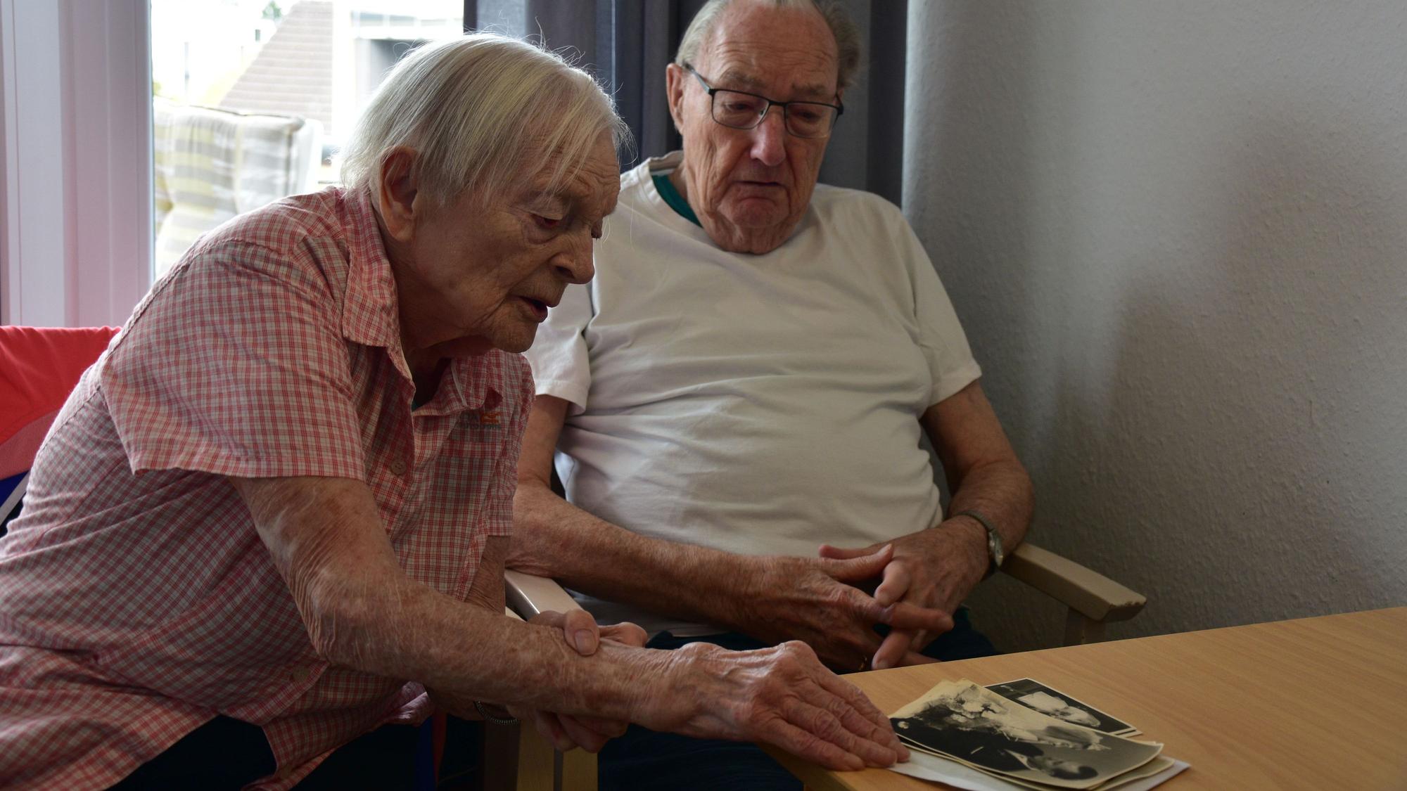 Das Paar Marianne und Rolf Krutwig feiert 65 Jahre Ehe und schaut sich seine Hochzeitsfotos von damals an.