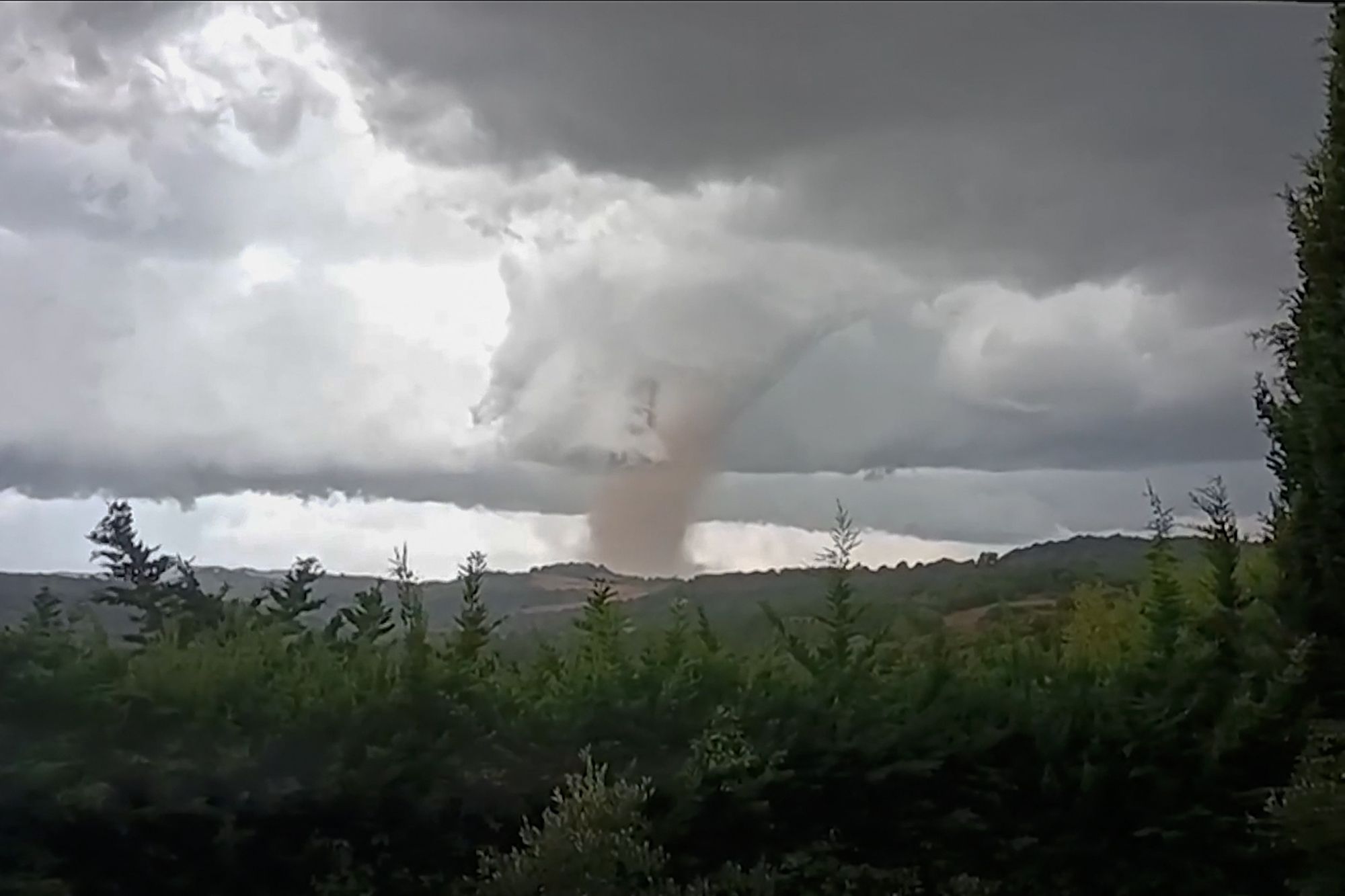 Screenshot aus einem Video, in dem der Tornado in Südfrankreich zu sehen ist.