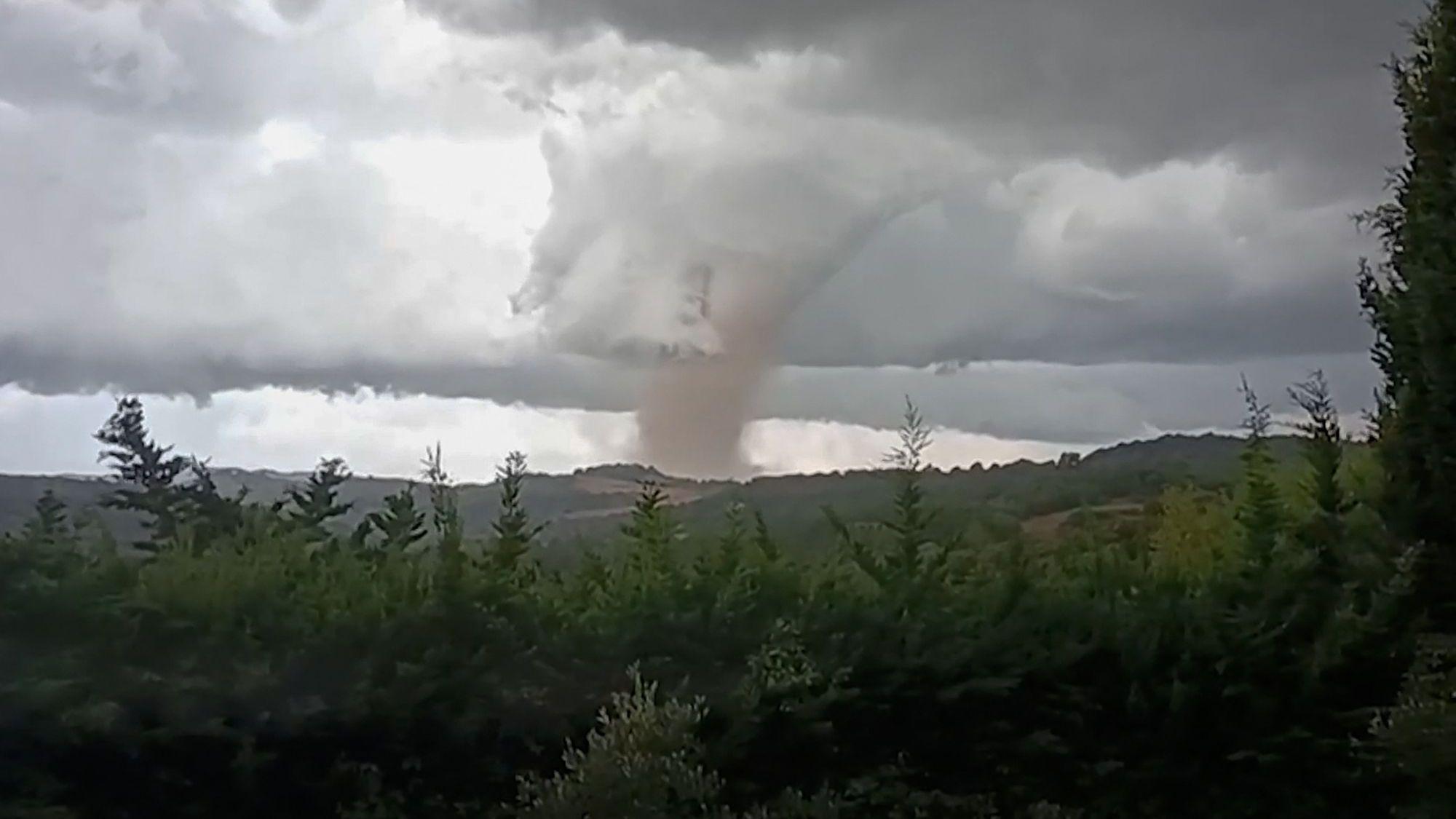 Screenshot aus einem Video, in dem der Tornado in Südfrankreich zu sehen ist.