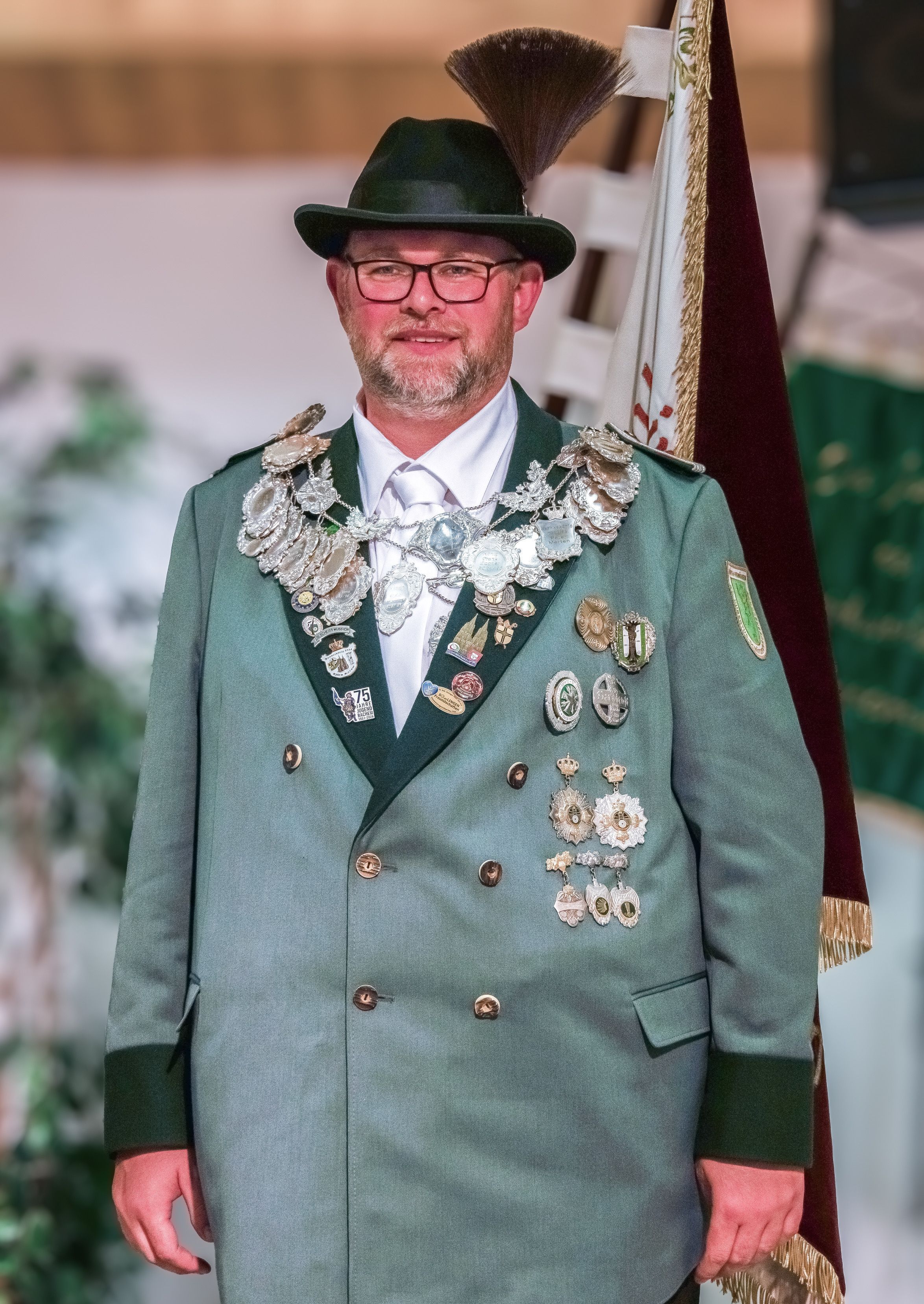 Das Foto zeigt den neuen Schützenkönig in Uniform und mit Königskette.