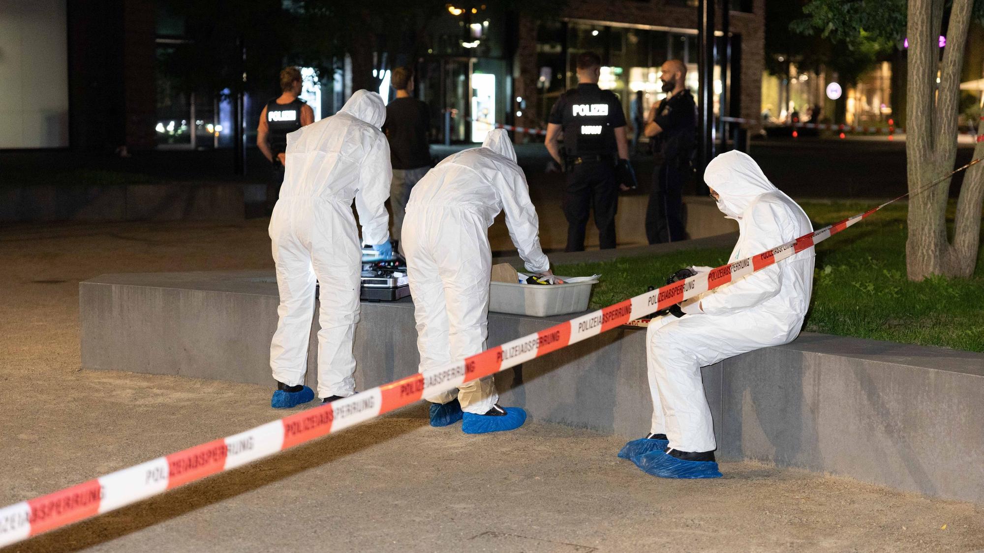 Einsatzkräfte der Polizei untersuchen nach dem Schuss auf einen 41-Jährigen den Tatort in Köln-Mülheim.