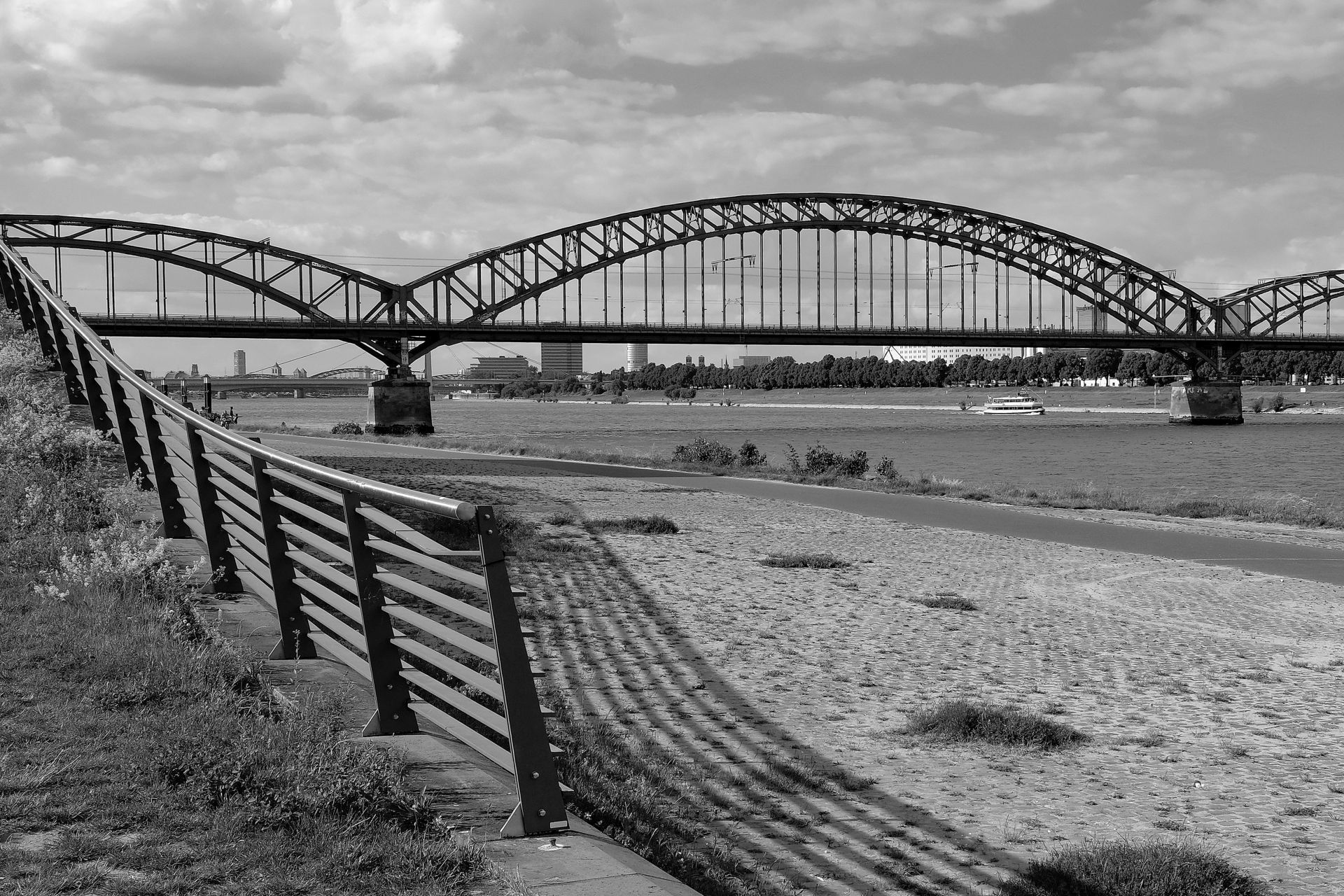 Die Südbrücke ist auf einem Schwarz-Weiß-Bild zu sehen.