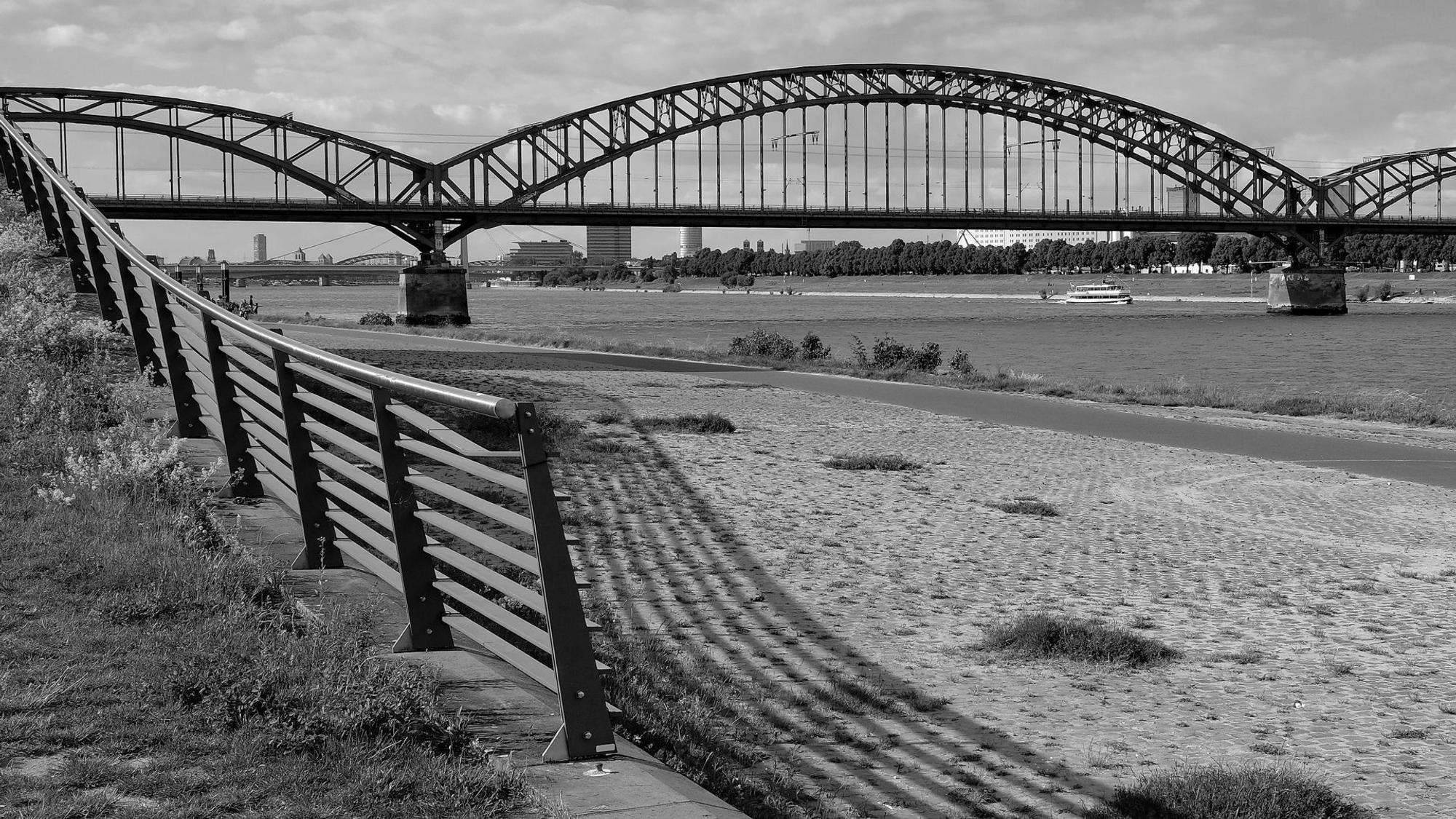 Die Südbrücke ist auf einem Schwarz-Weiß-Bild zu sehen.