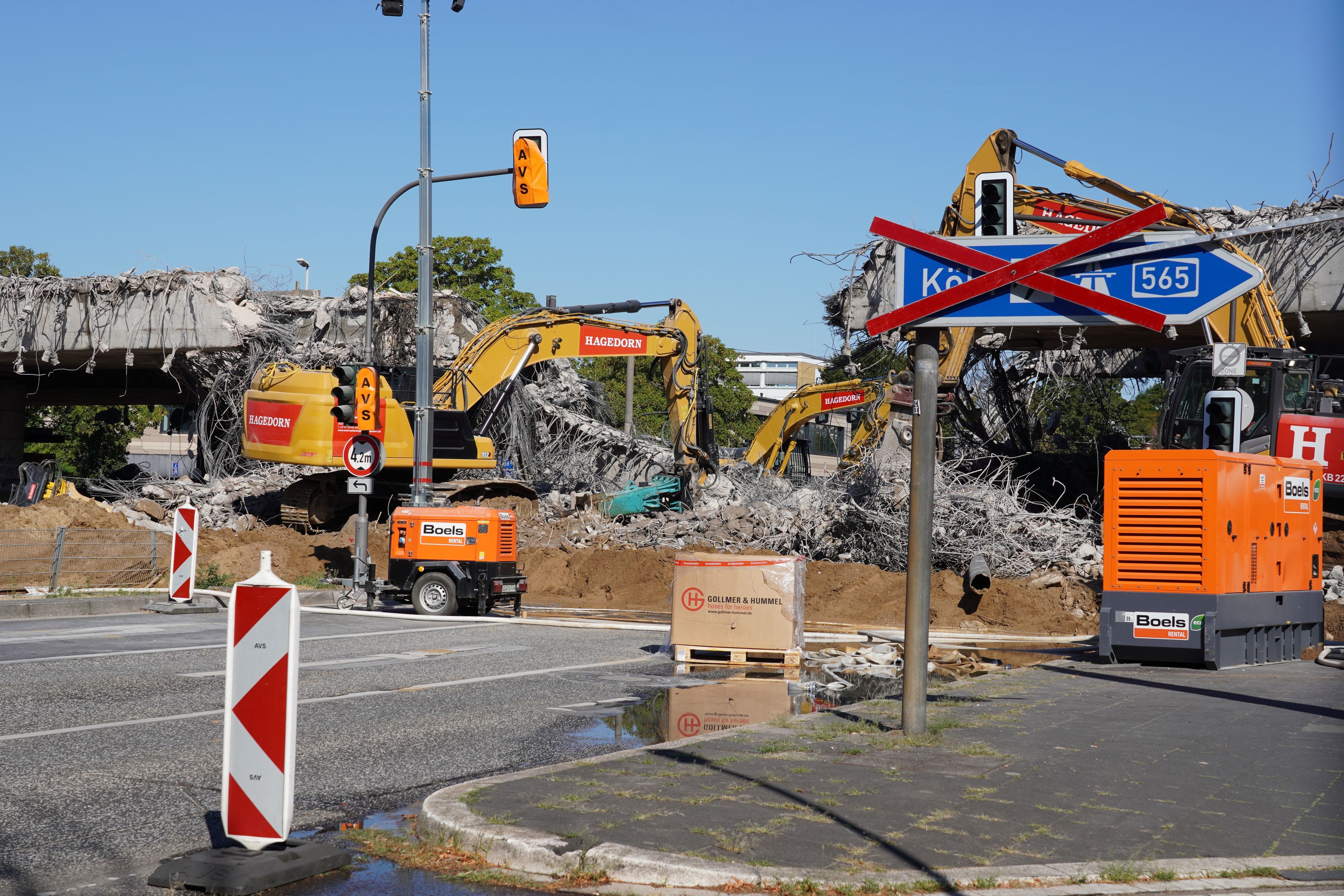 Die Abrissarbeiten für die linksrheinische Vorlandbrücke haben am zweiten Augustwochenende begonnen.