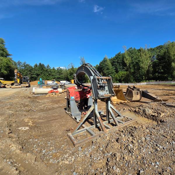 Auf einem Grundstück mit einer Größe von 10.760 Quadratmetern entsteht in Waldbröl eine Retentionsbodenfilteranlage. Für den Bau der beiden Becken wird dort zurzeit das Erdreich abgetragen.