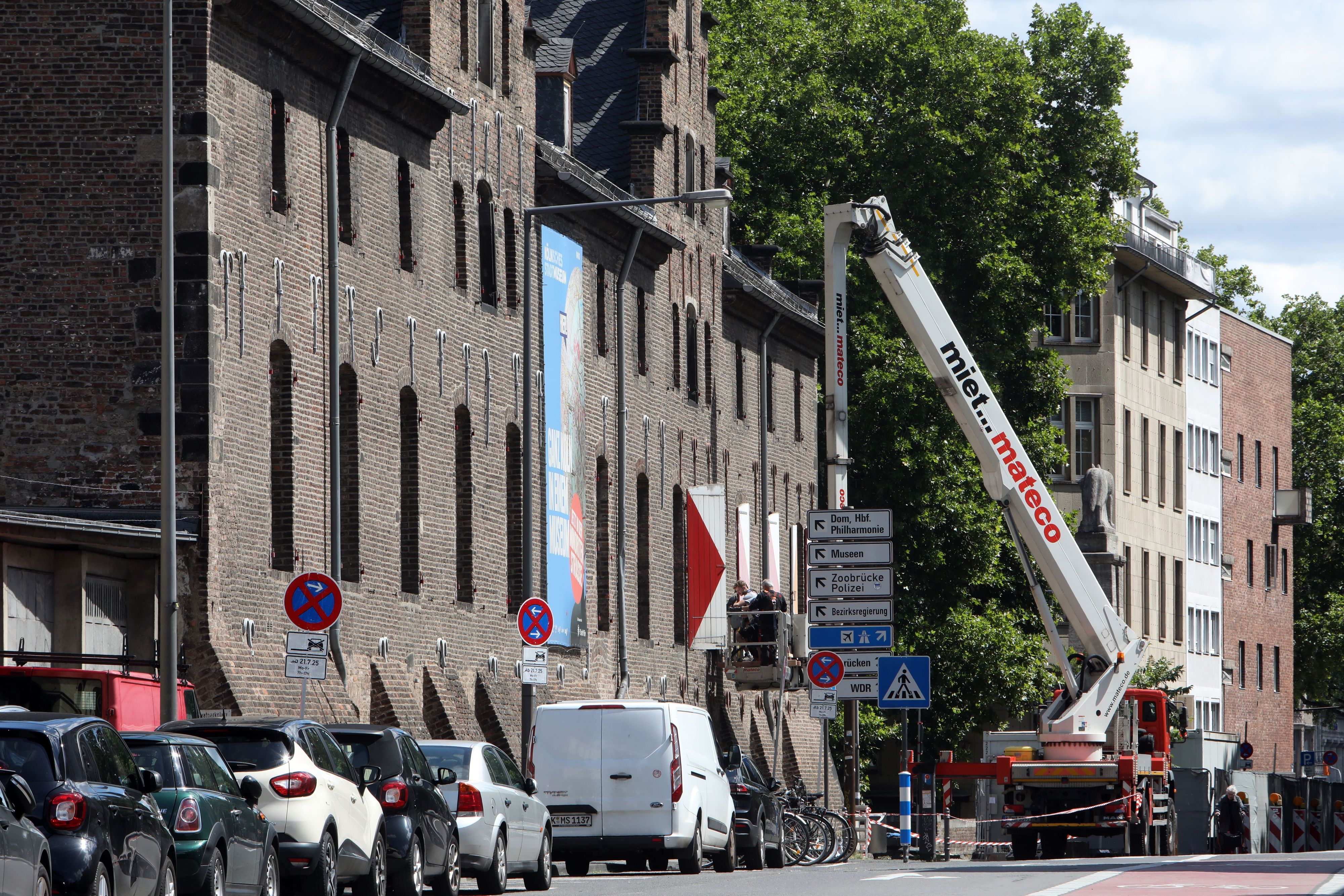 Die rot-weißen Fensterläden am Zeughaus, in der Fachsprache Schlagläden genannt, wurden seit Montag abgenommen, weil sie marode sind. Das Gebäude zeigt sich jetzt ohne die Fensterläden.