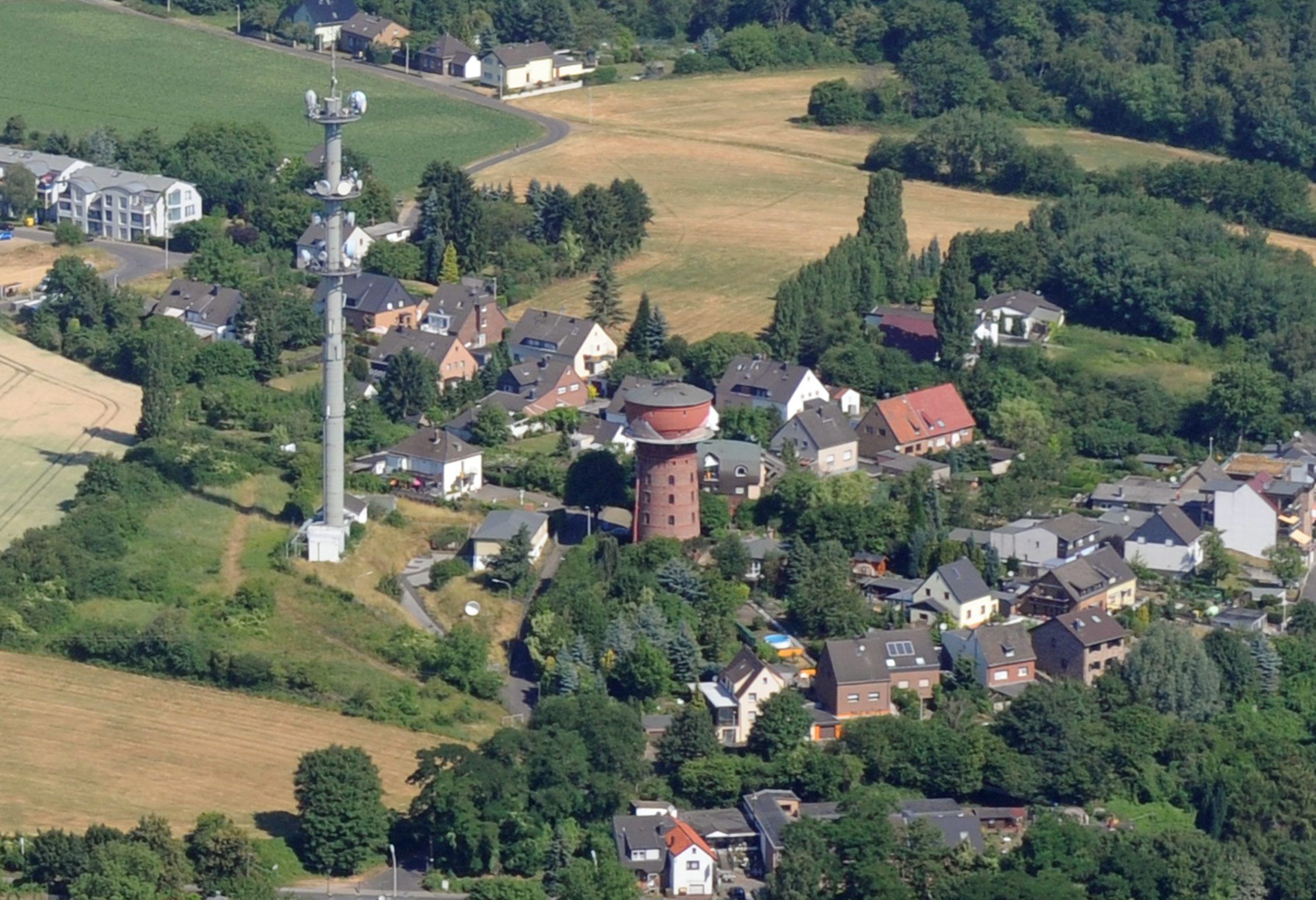 Das Bild ist eine Luftaufnahme und zeigt den Wasserturm von Frechen.