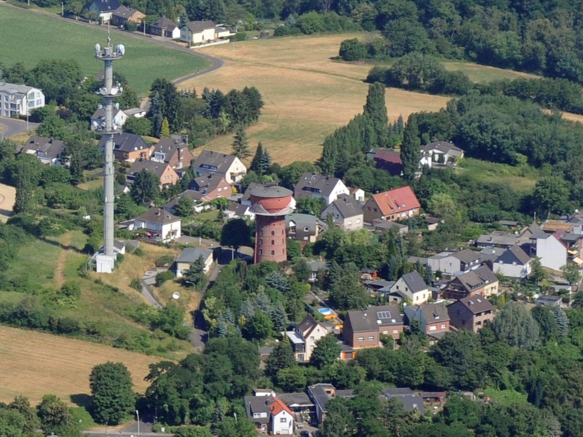 Das Bild ist eine Luftaufnahme und zeigt den Wasserturm von Frechen.