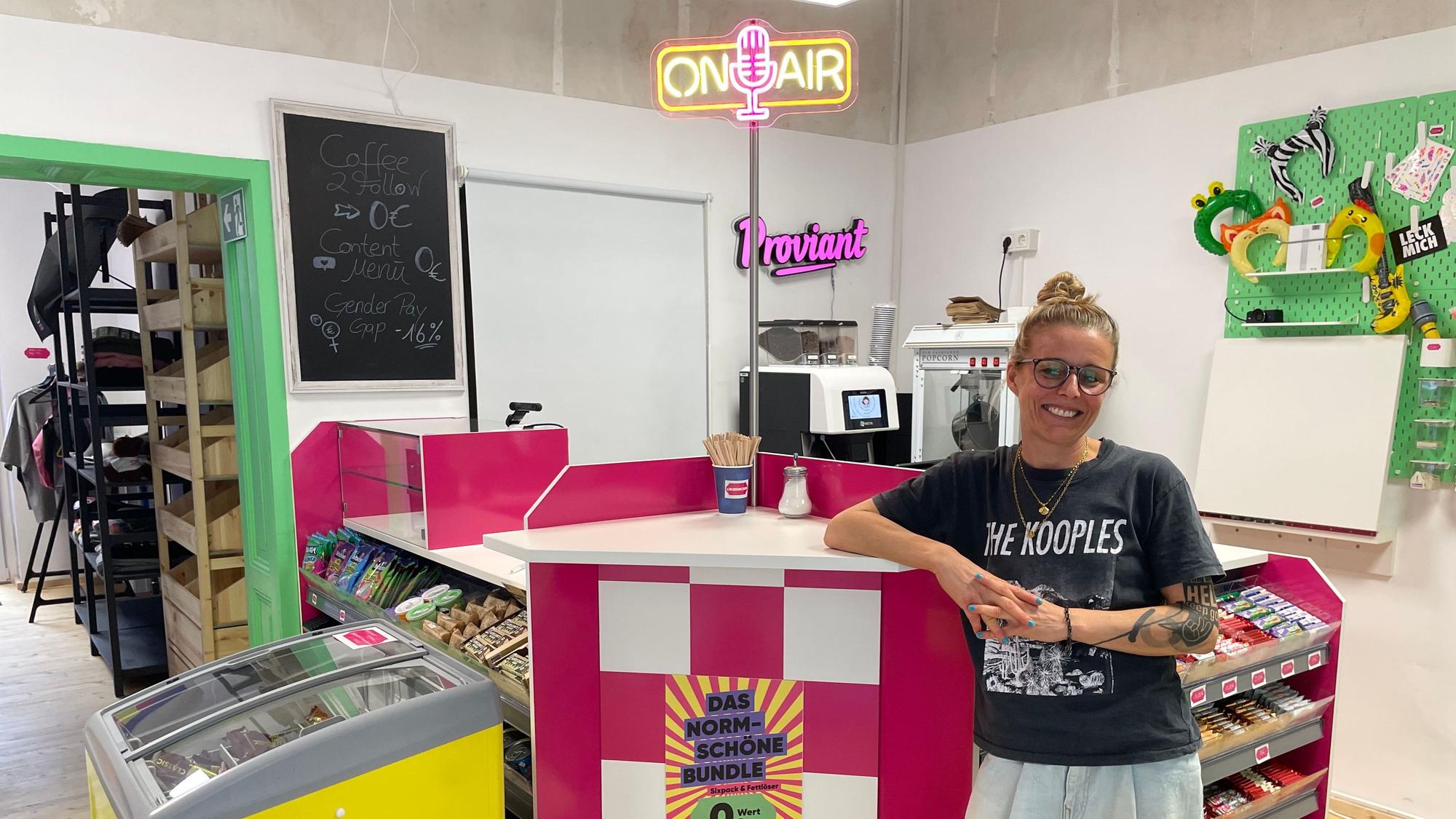 Geschäftsführerin Anna-Lena Pittelkow lehnt an der Theke ihres Kiosks.