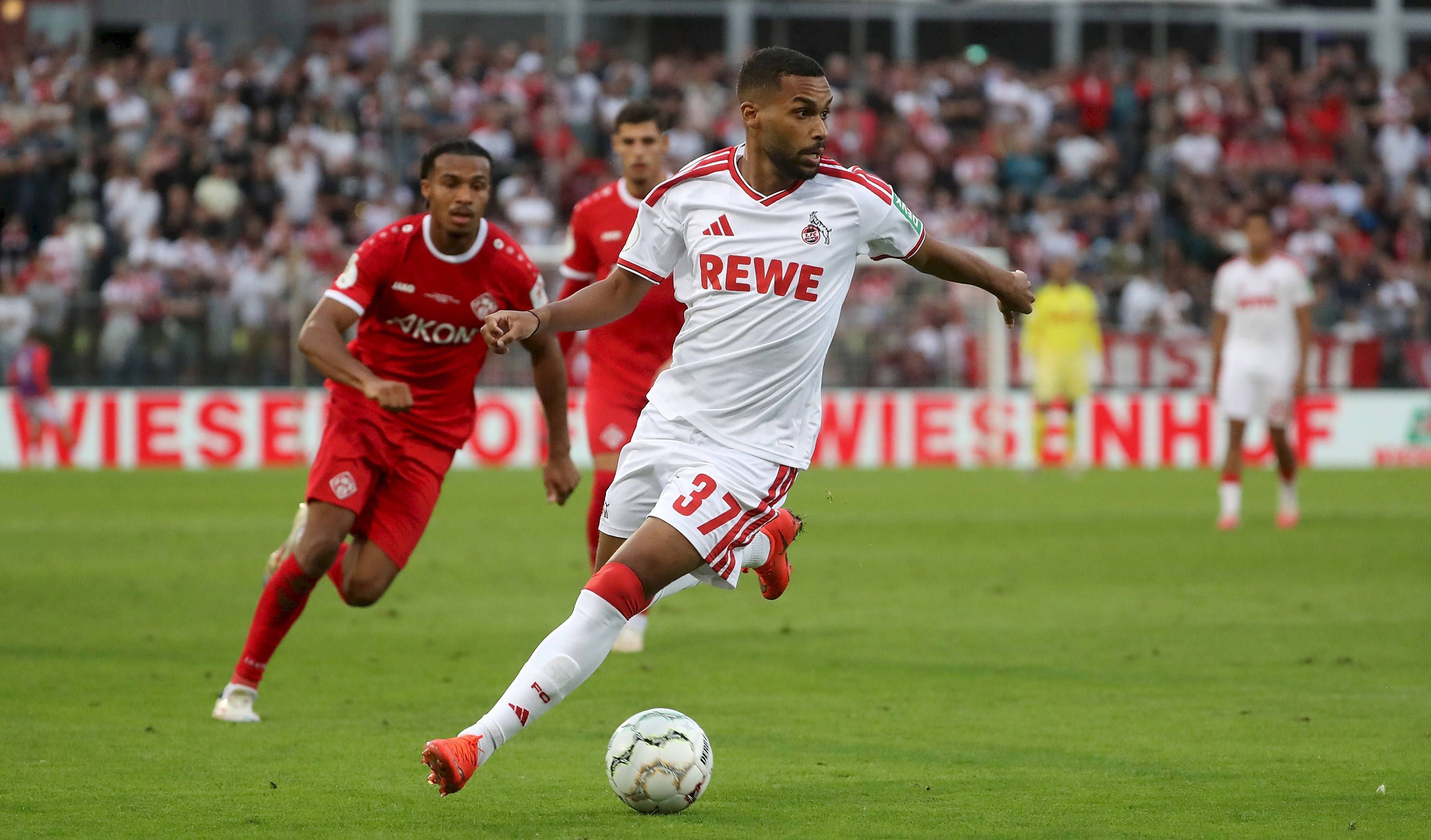 24.08.2026, xfsx, Herren, Fussball, Saison 2026/2027, DFB-Pokal, 1. Hauptrunde: FC Wuerzburger Kickers - 1. FC Koeln v.li.: Linton Maina 1. FC Koeln Wuerzburg AKON ARENA Bayern Deutschland *** August 24, 2026, xfsx, Men s, Soccer, 20262027 Season, DFB Cup, 1st Round: FC Würzburger Kickers 1 vs. FC Köln, Linton Maina 1, FC Köln, Würzburg, AKON ARENA, Bavaria, Germany