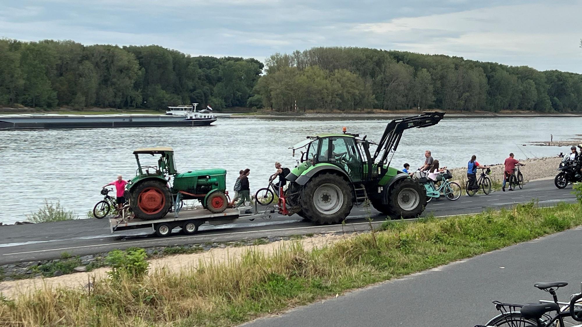 Auch Landwirte setzen mit ihren Gefährten auf der Fähre nach Graurheindorf über.