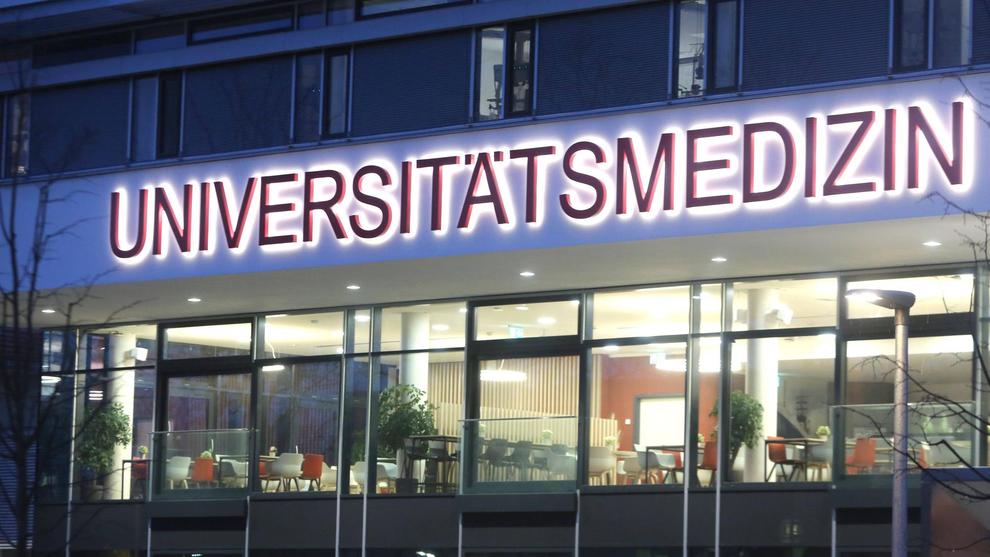 Ein Oberarzt der Rostocker Unimedizin hat rassistische und menschenverachtende Posts eingeräumt und wurde sofort freigestellt. (Archivbild)