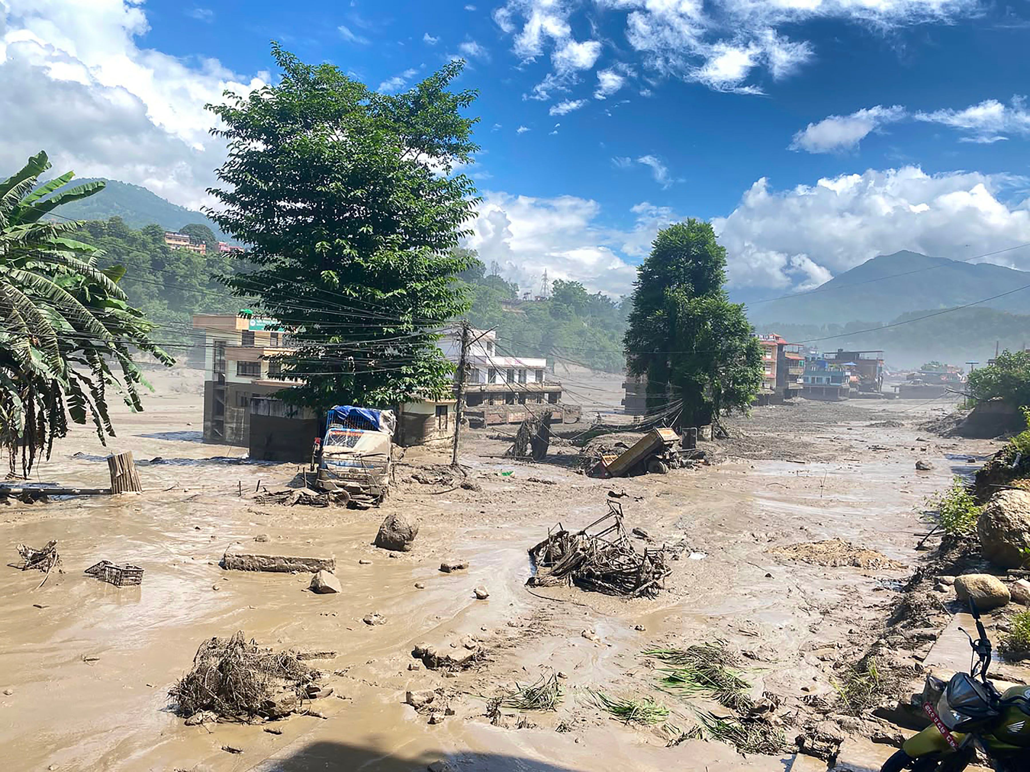 Dieses von RSS via Xinhua zur Verfügung gestellte Handout zeigt ein von Sturzfluten betroffenes Gebiet im Distrikt Nuwakot.