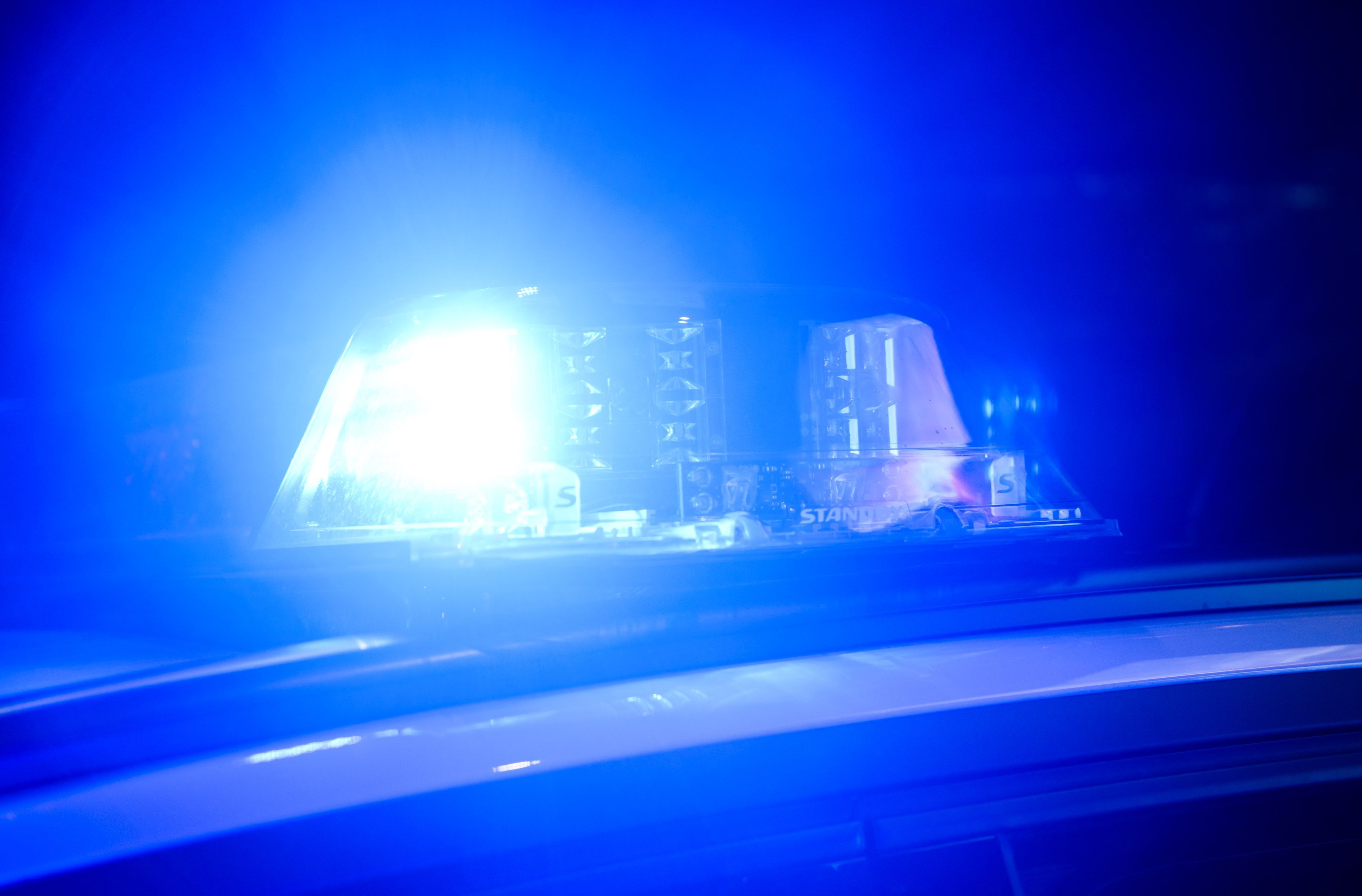 Ein Blaulicht leuchtet auf einem Einsatzfahrzeug der Polizei.
