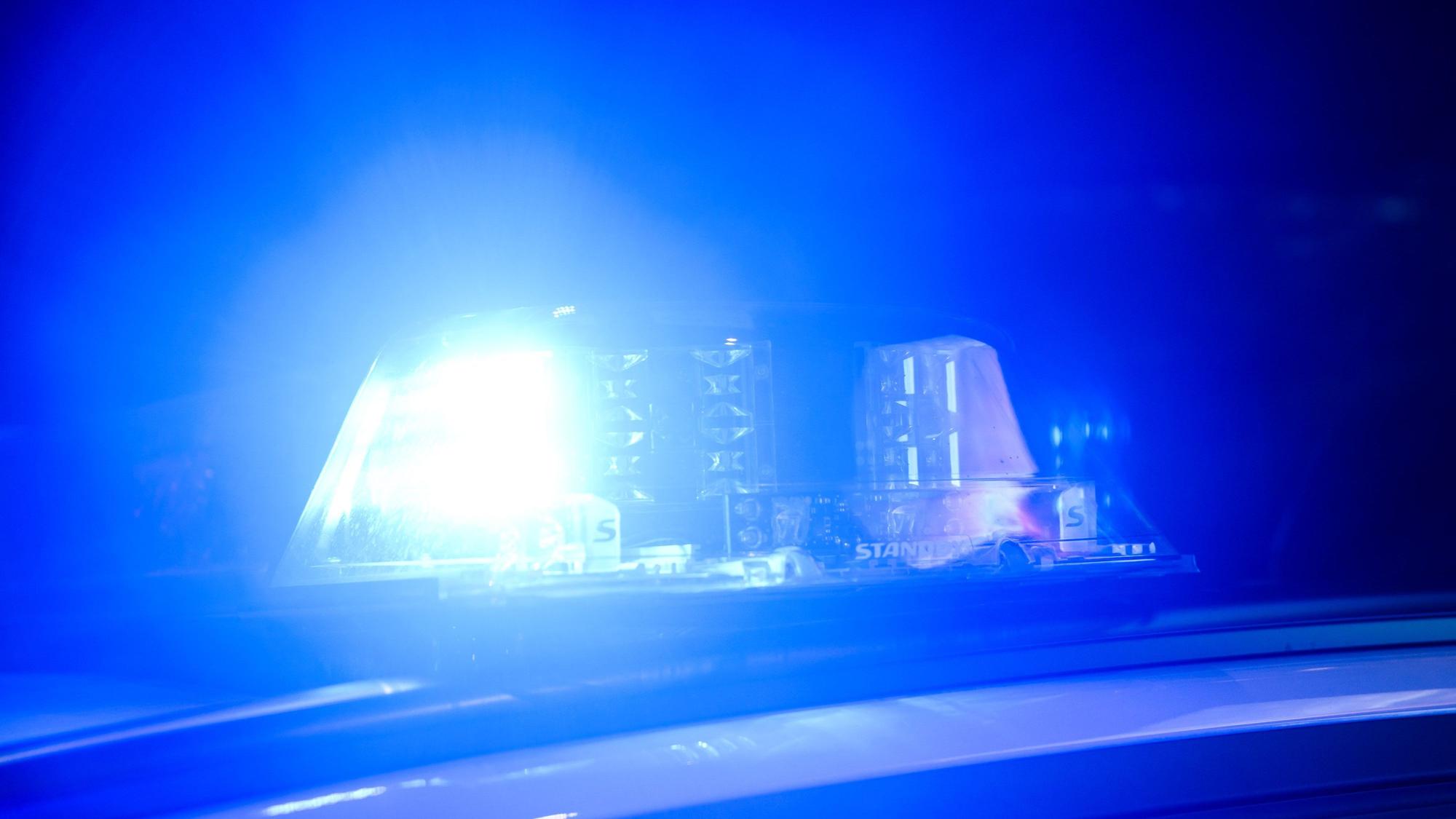 Ein Blaulicht leuchtet auf einem Einsatzfahrzeug der Polizei.