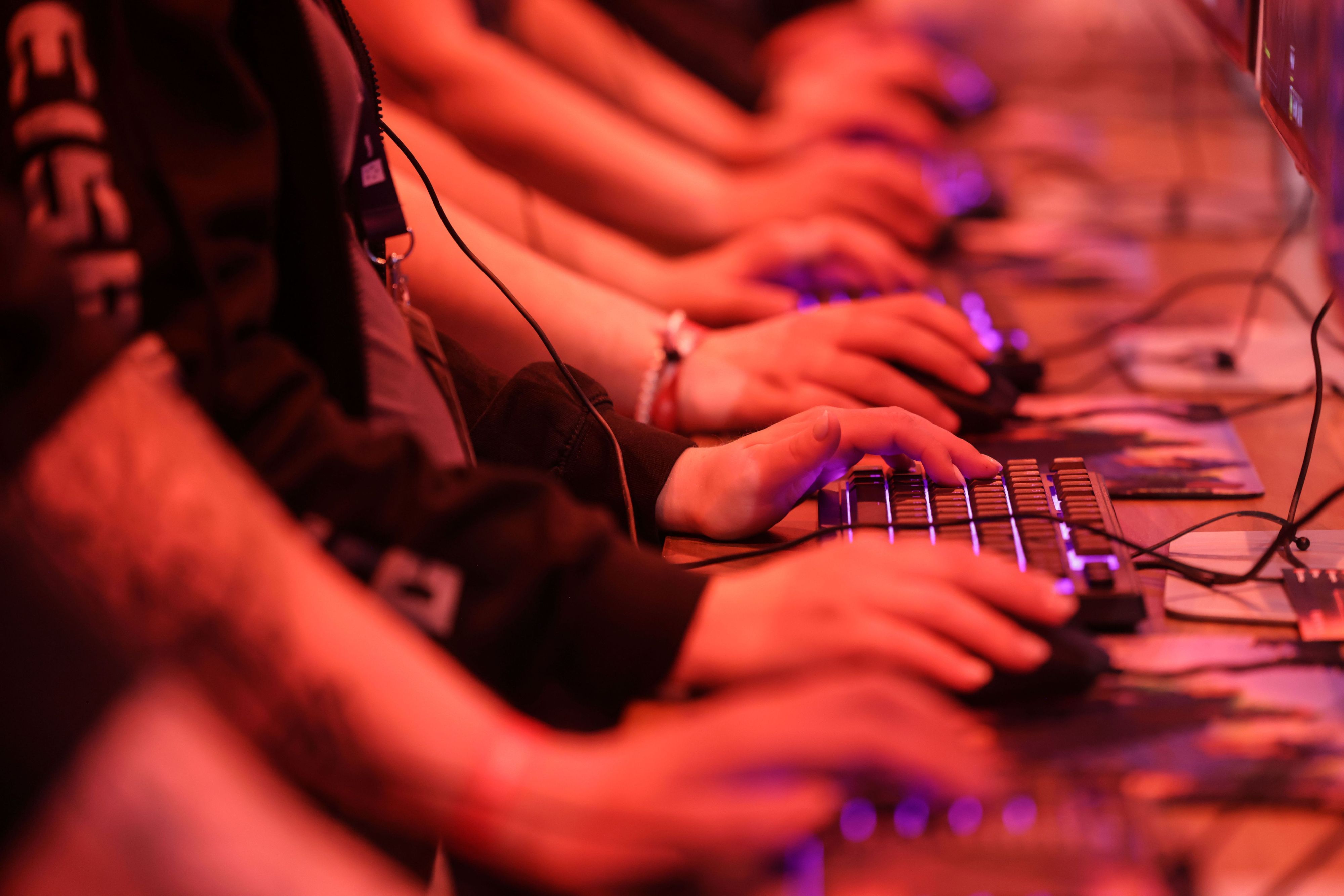 Computerspieler testen das Spiel „World of Warcraft“. Die Computerspielemesse Gamescom findet vom 26. – 30. August 2026 in Köln statt. (Archivbild)