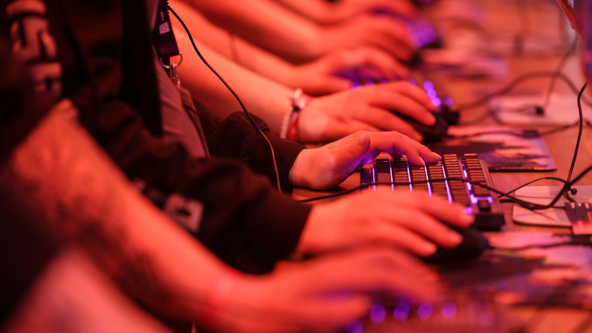Computerspieler testen das Spiel „World of Warcraft“. Die Computerspielemesse Gamescom findet vom 26. – 30. August 2026 in Köln statt. (Archivbild)
