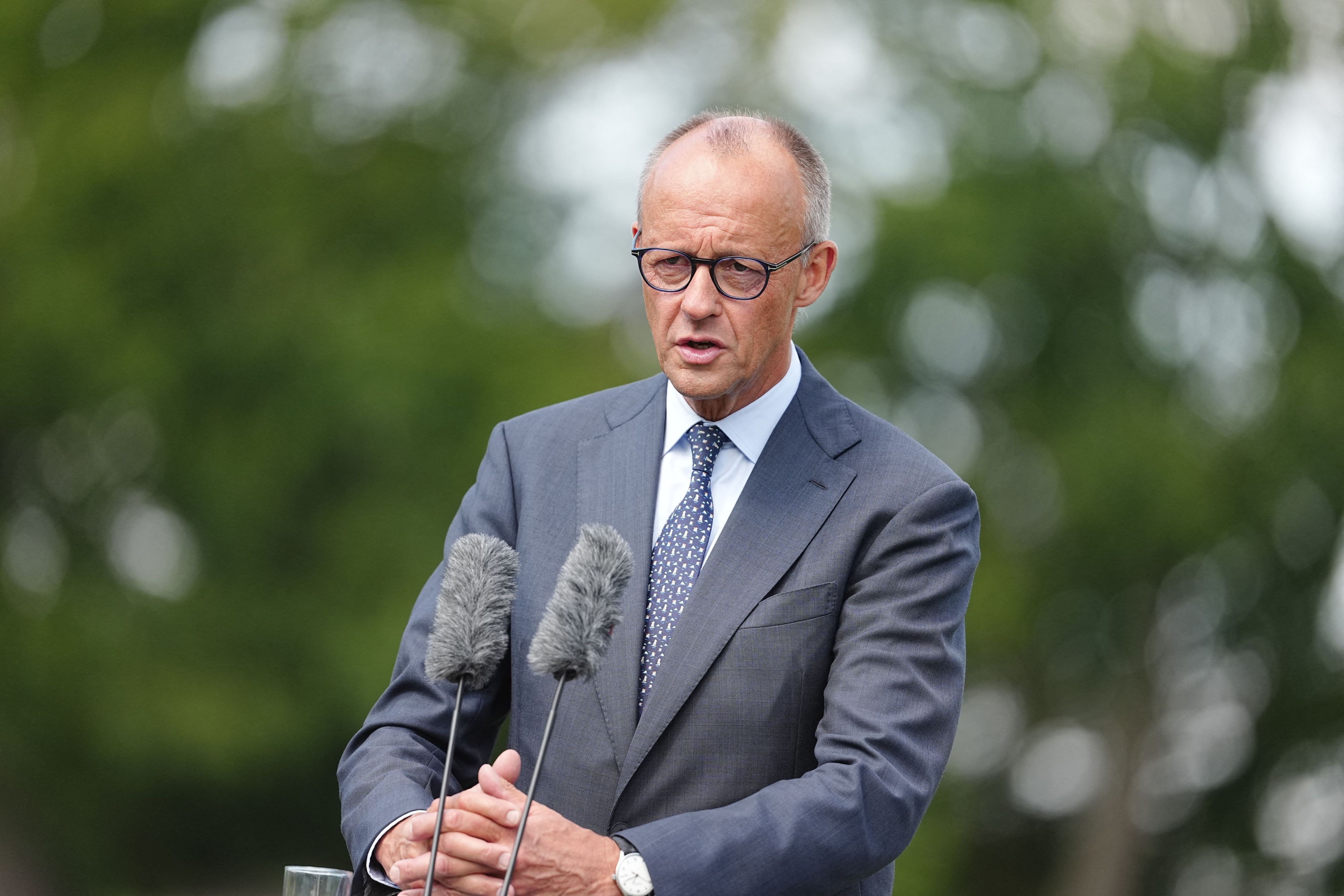 Bundeskanzler Friedrich Merz (CDU) gibt nach der Klausurtagung des Bundeskabinetts vor dem Schloss Neuhardenberg eine Pressekonferenz.