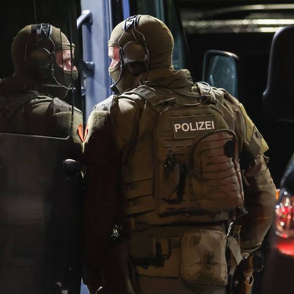 Ein Spezialeinsatzkommando (SEK) ist bei einer Bedrohungslage im Einsatz.
