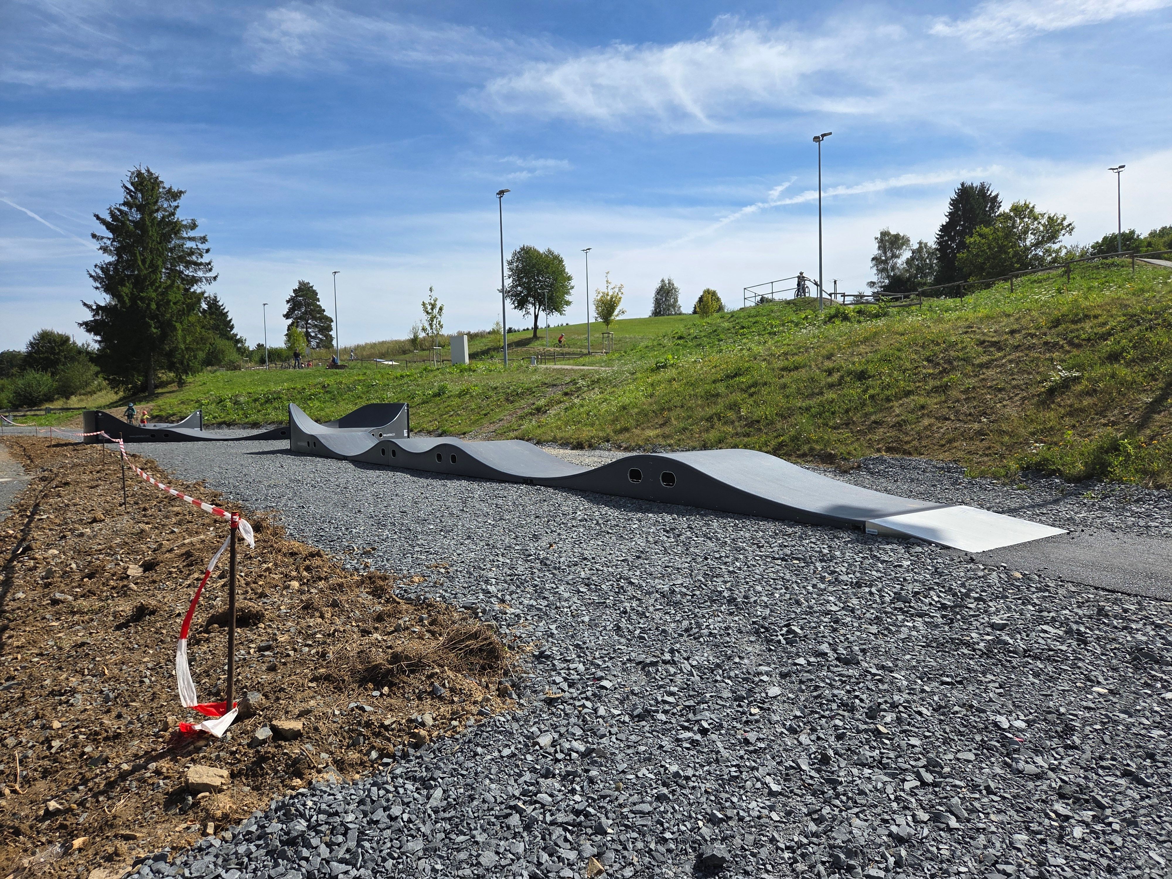 Im Waldbröler Skate- und Bikepark in gibt es jetzt auch einen Pumptrack nur für kleinere Kinder. Dieser soll auch Konlikte entschärfen.