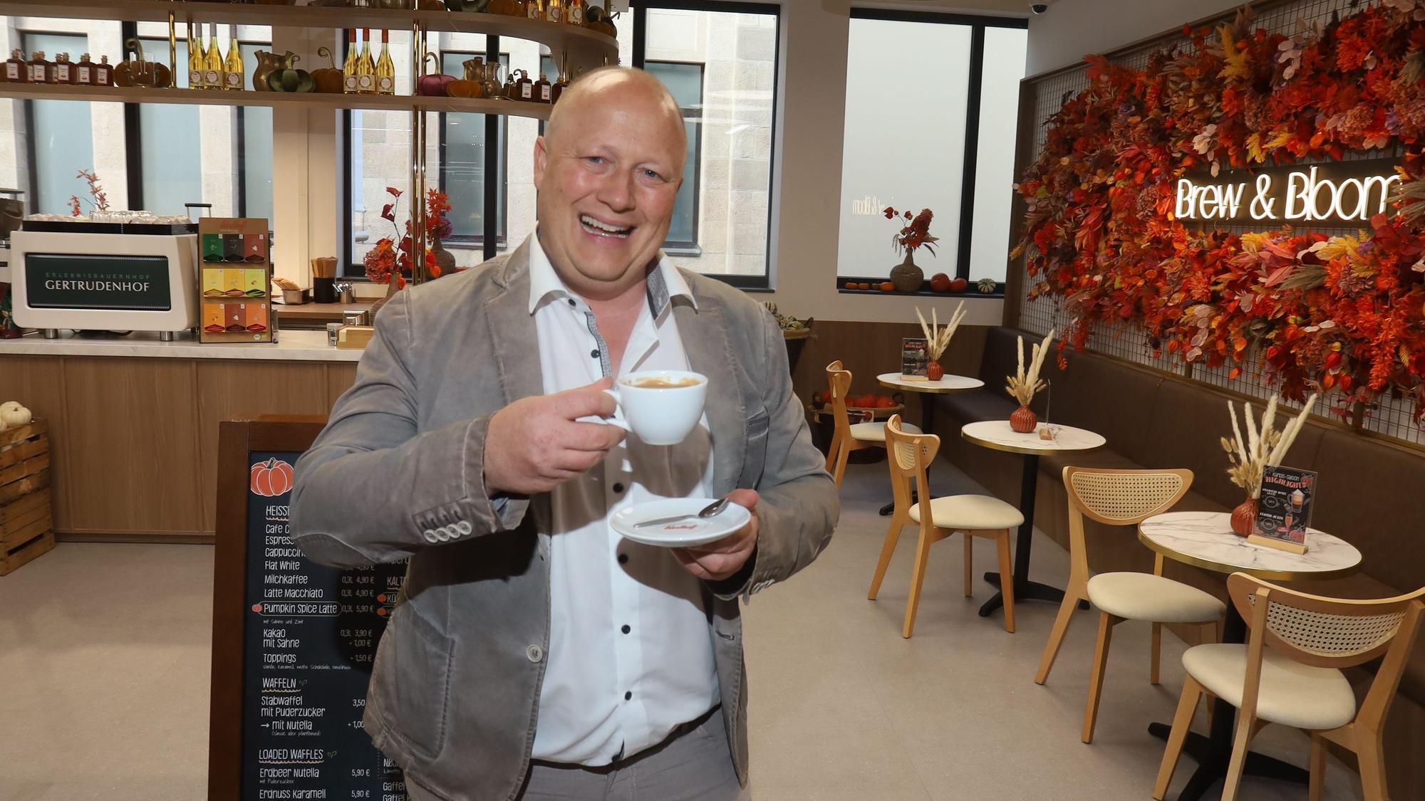 Peter Zens, Inhaber Gertrudenhof, in seinem Café.