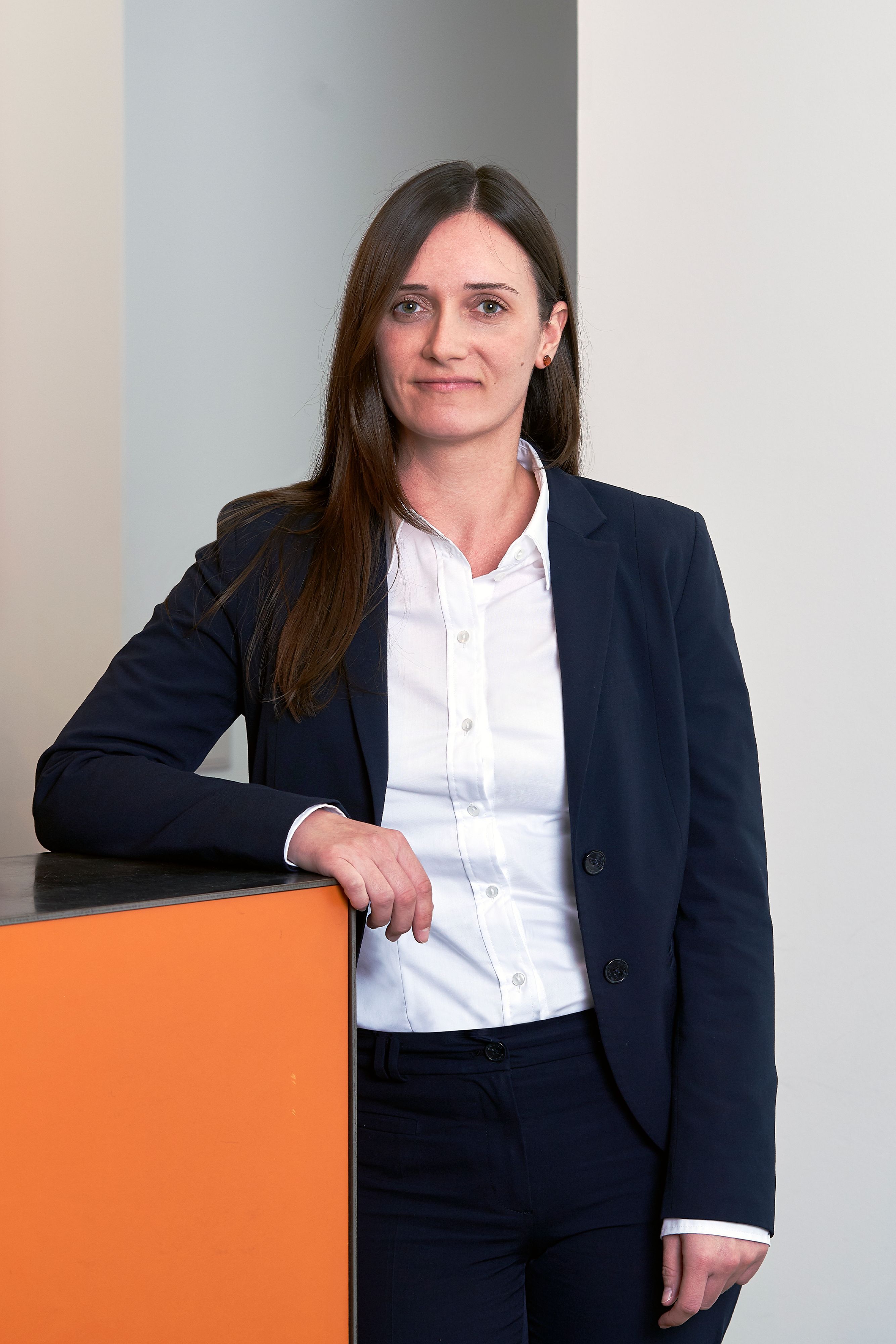 Ina Lompa, 41, arbeitet als Rechtsanwältin bei der Kanzlei GTW mit Standorten in Düsseldorf und Krefeld. Lompa berät bei der Realisierung von Bauvorhaben, angefangen bei der Schaffung der bauplanungsrechtlichen Voraussetzungen bis zur Erteilung der Baugenehmigung. Sie ist Lehrbeauftragte für Bau- und Planungsrecht an der Hochschule Düsseldorf.