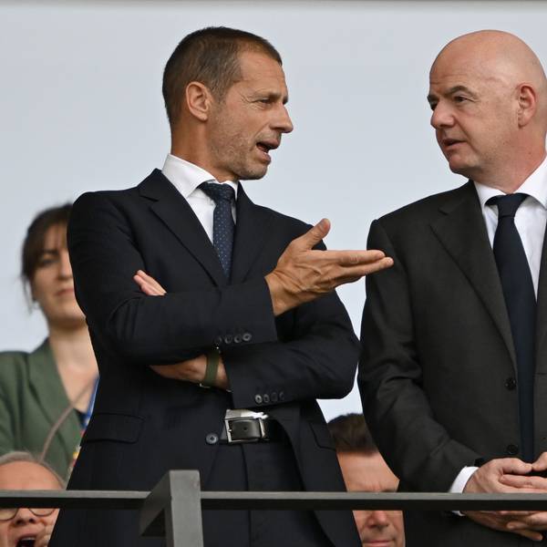 UEFA-Präsident Aleksander Ceferin (l) und FIFA-Präsident Gianni Infantino auf der Tribüne.