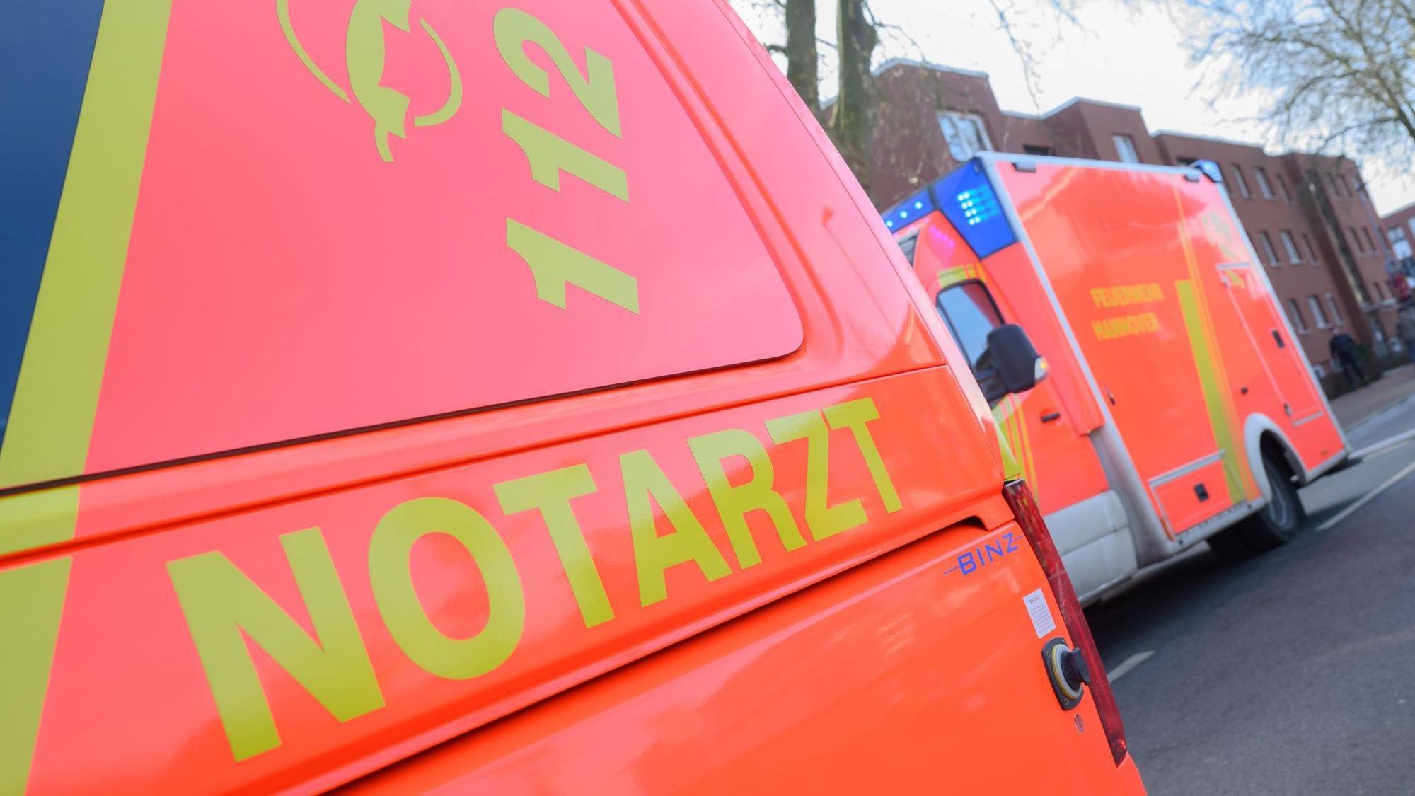 Notarzt und Rettungswagen im Einsatz. (Symbolfoto)