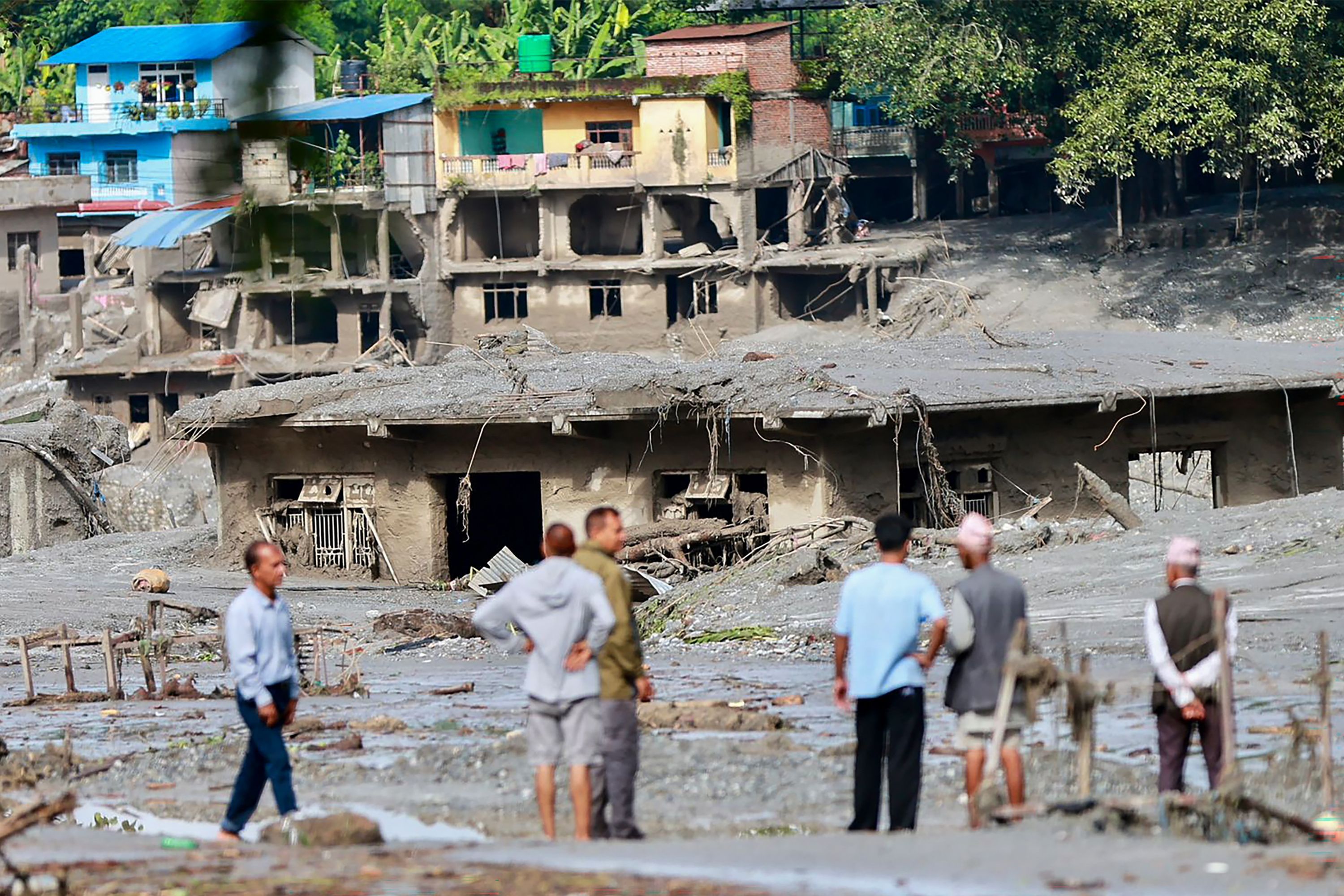 Beschädigte Gebäude und Infrastruktur entlang des angeschwollenen Trishuli-Flusses nach einer massiven Sturzflut.