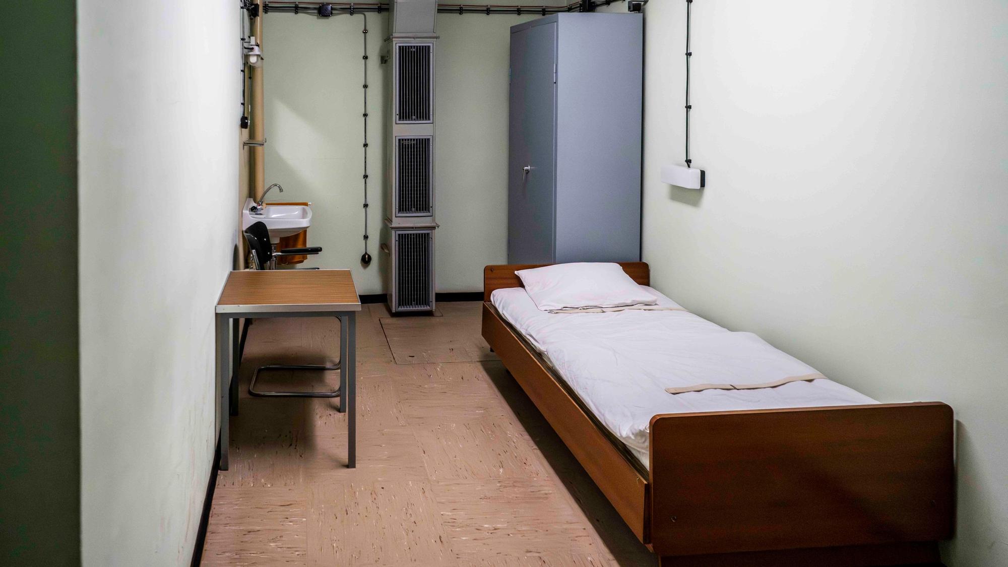 Im einzigen Einzelzimmer im Schutzbunker in Urft stehen ein Bett, ein Schreibtisch und ein Schrank.