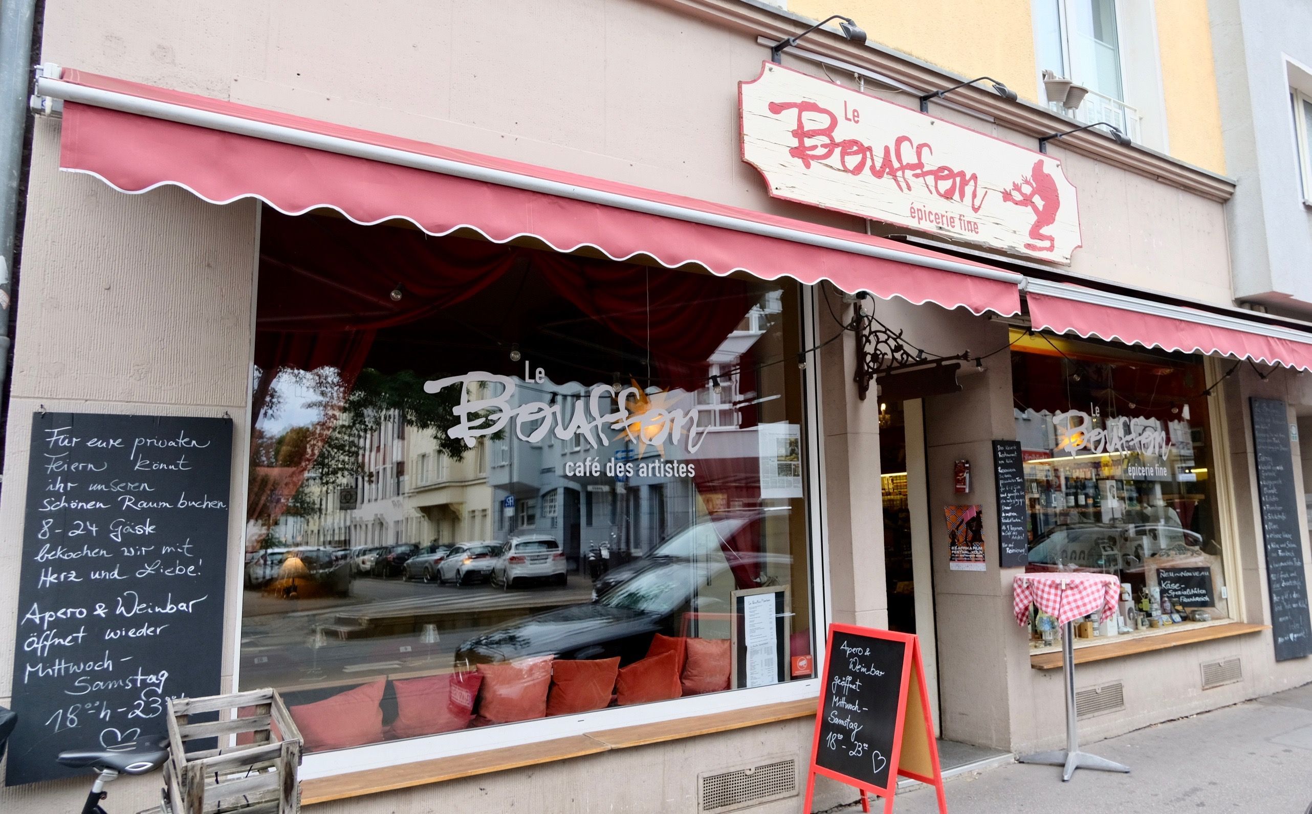 Das Schaufenster des Ladens Bouffon ist zu sehen.