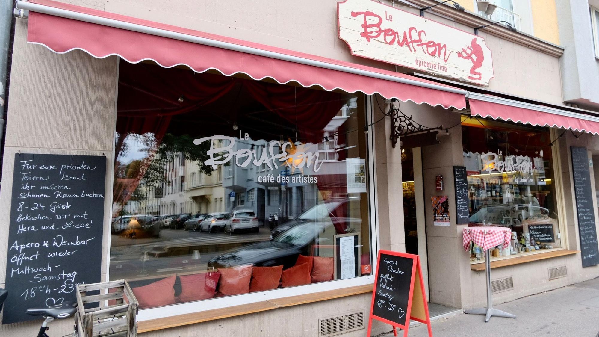 Das Schaufenster des Ladens Bouffon ist zu sehen.