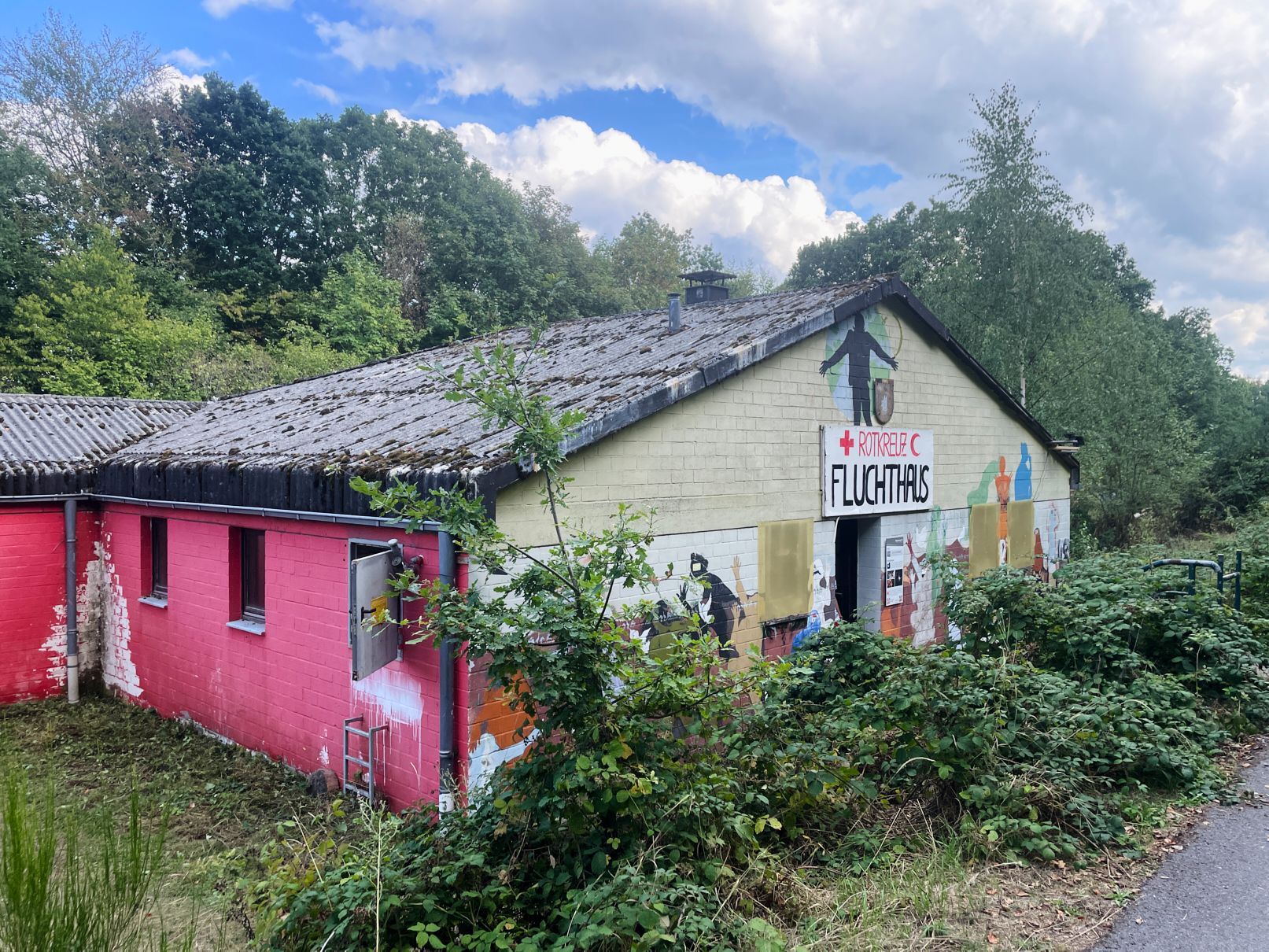 Das Fluchthaus mit den Escape-Rooms ist in einem von grünem Bewuchs umgebenen Gebäude in Vogelsang zu finden.