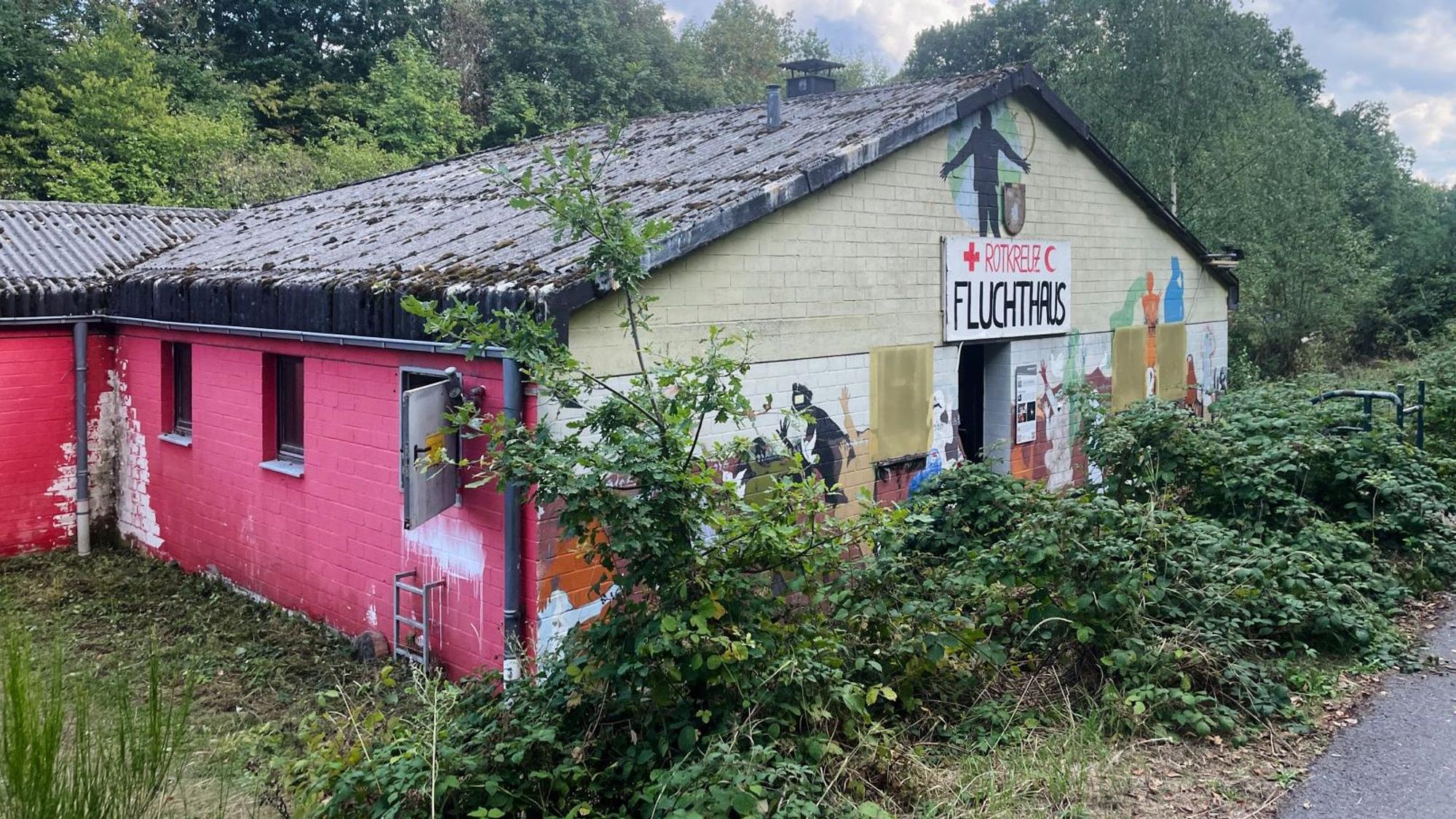 Das Fluchthaus mit den Escape-Rooms ist in einem von grünem Bewuchs umgebenen Gebäude in Vogelsang zu finden.