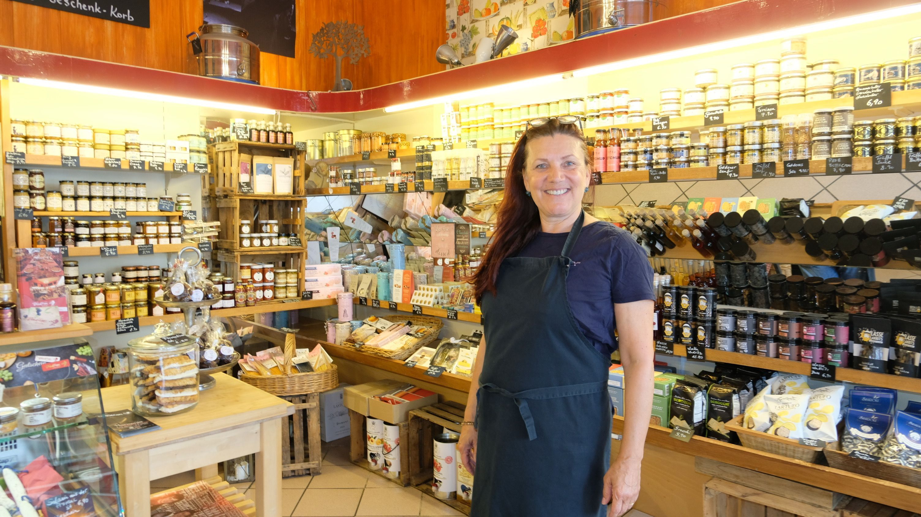 Anja Krips in ihrem Feinkostgeschäft „Le Bouffon Épicerie fine“ an der Zülpicher Straße.