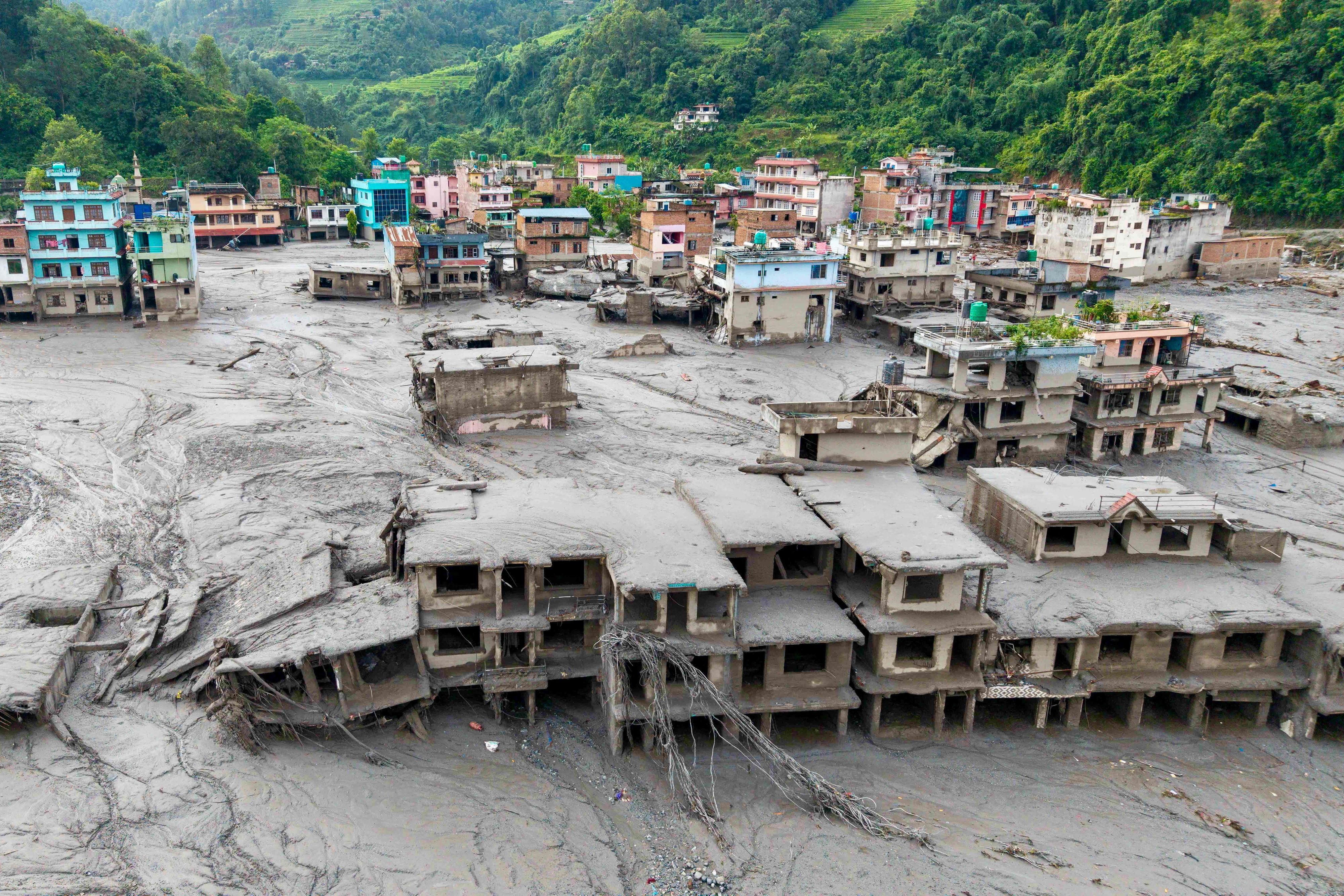 Beschädigte Gebäude und Infrastruktur entlang des angeschwollenen Trishuli-Flusses nach einer massiven Sturzflut.
