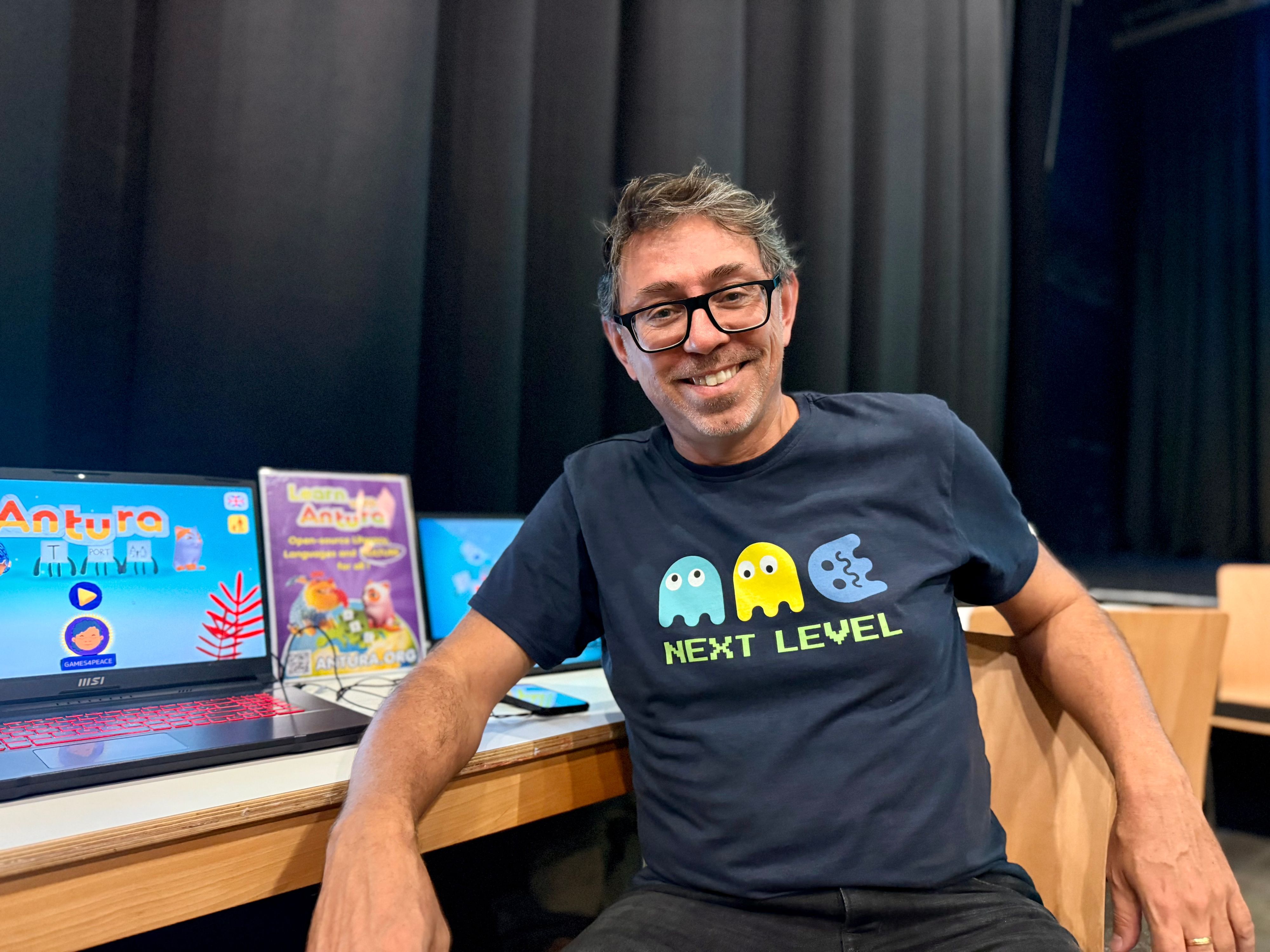 Francesco Cavallari ist Gründer von Video Games Without Borders und war an der Entwicklung des Sprachlernspiels Antura beteiligt, einem Handygame für Flüchtlingskinder.
