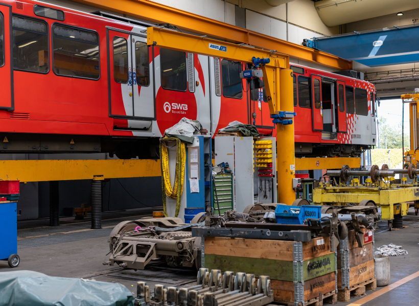 Stadtbahnen stehen in der Gleisharfe und in der Werkstatt auf dem Betriebshof in Dransdorf (Archivfoto).
