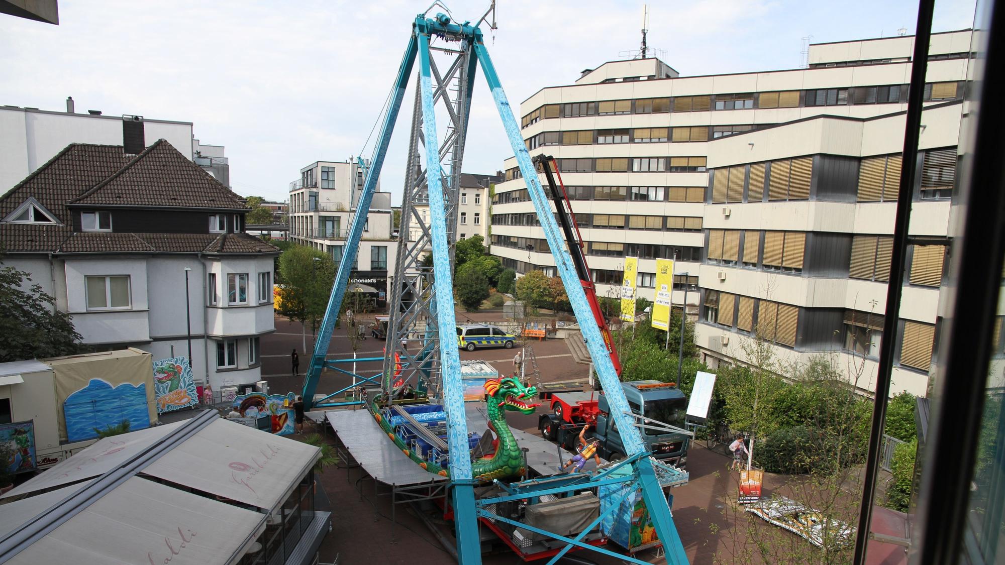 Riesenschaukel Nessy hat Premiere auf dem Siegburger Stadtfest