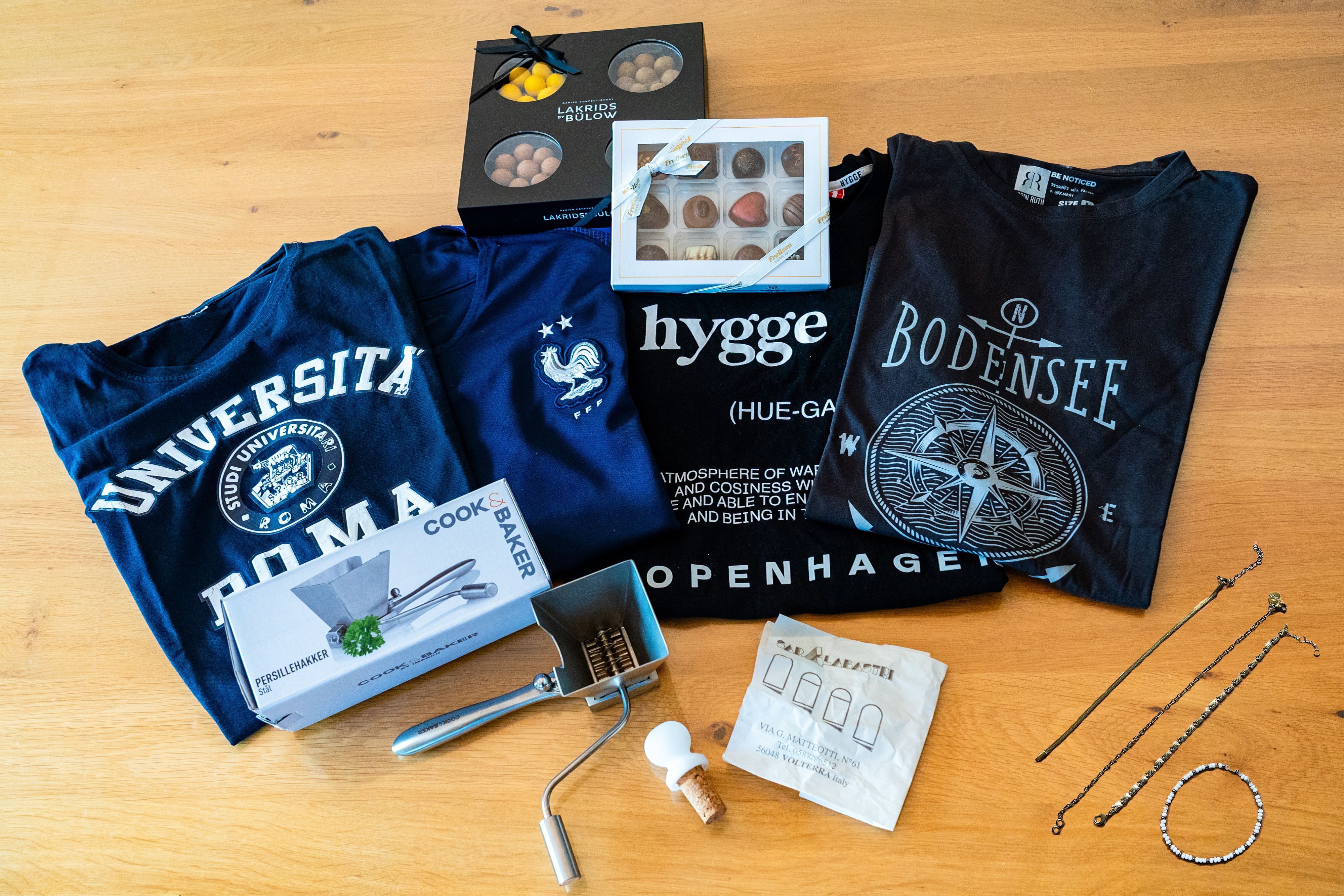 Pauline Liesen vom Bilderbuchmuseum Burg Wissem bedenkt gerne die Daheimgebliebenen mit T-Shirts, Armbändern, Süßigkeiten; sie selbst freut sich über Nützliches für die Küche