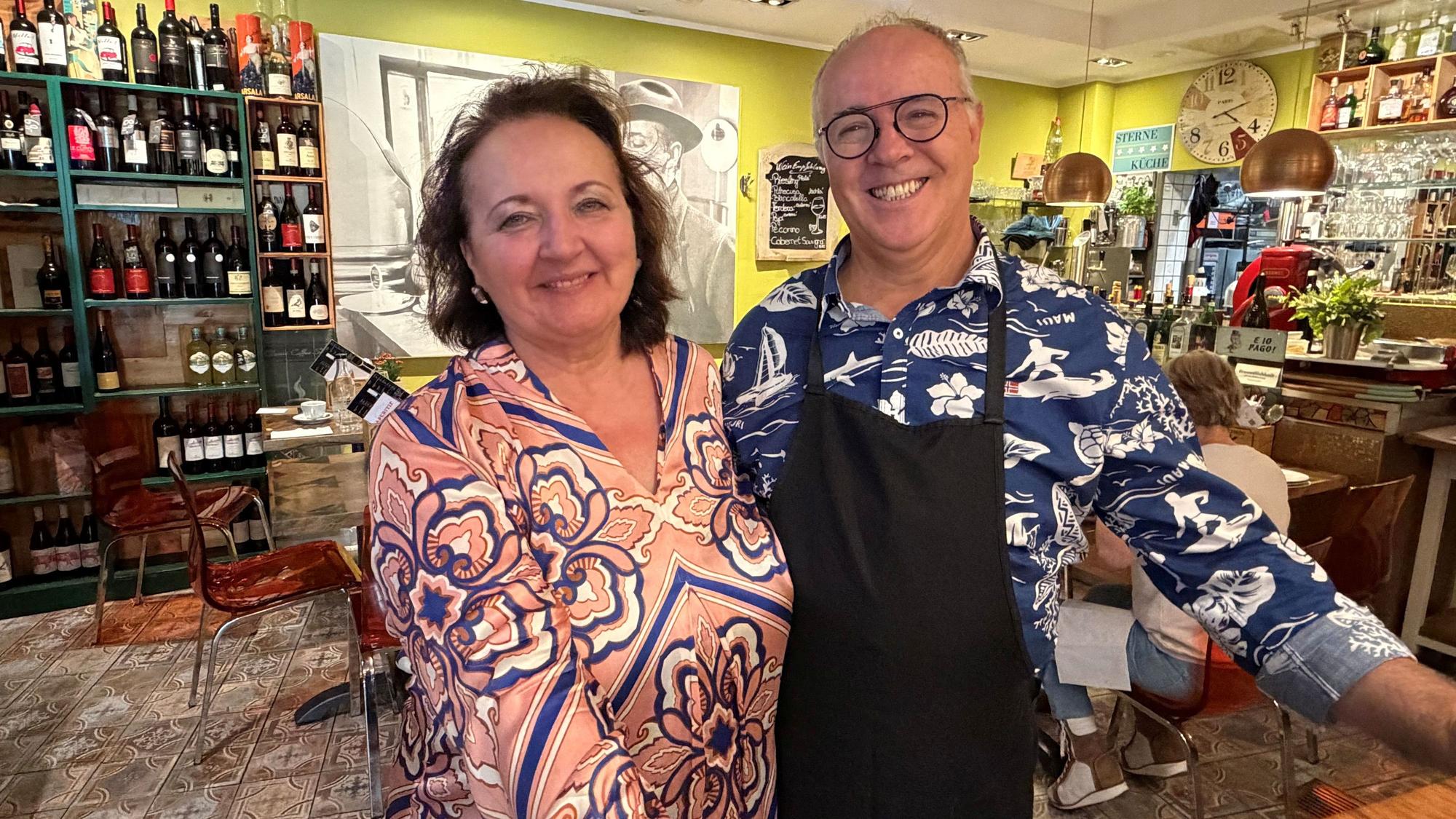 Mario de Petris steht mit seiner Frau Sne im Restaurant „Da Mé“.