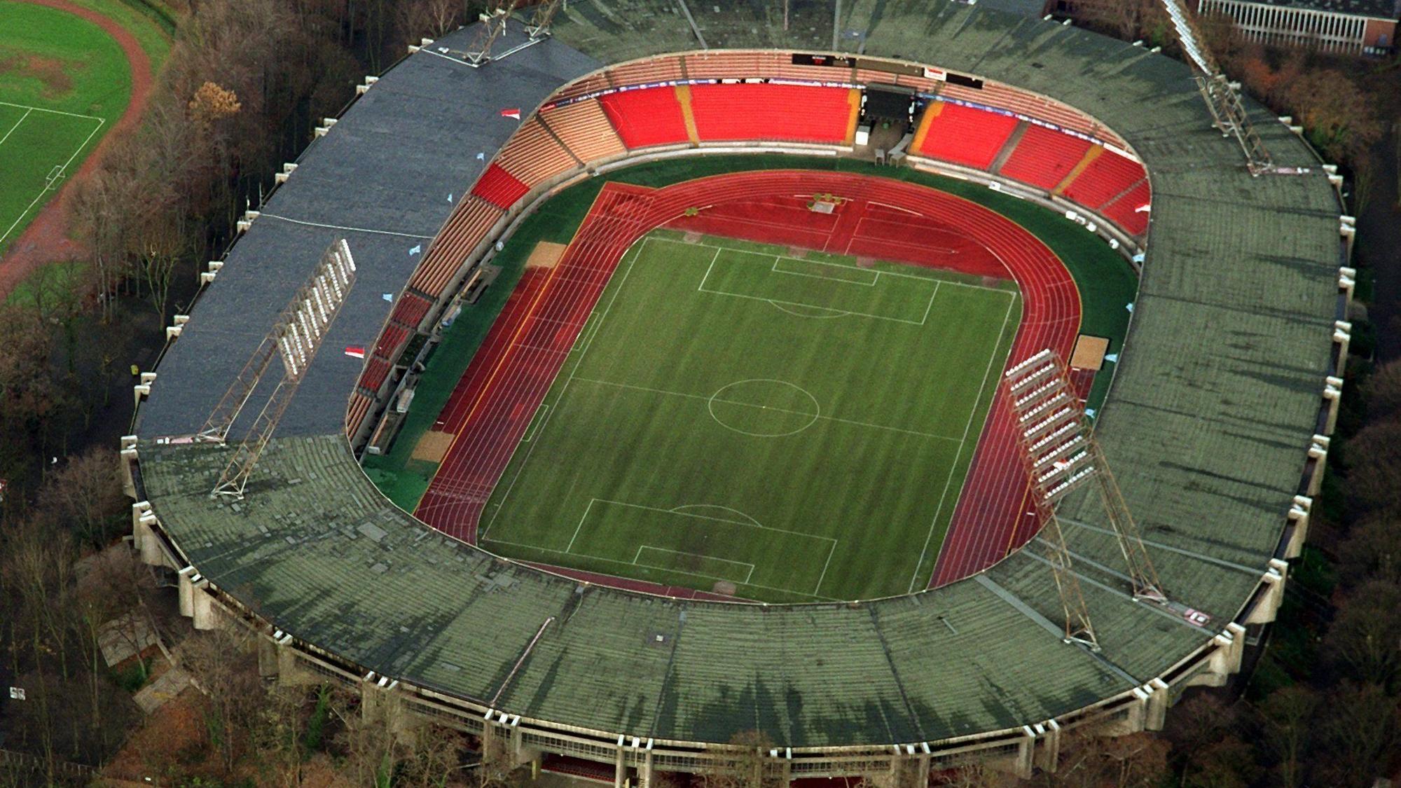 Der Blick von oben auf das Müngersdorfer Stadion am 5. Dezember 2000.