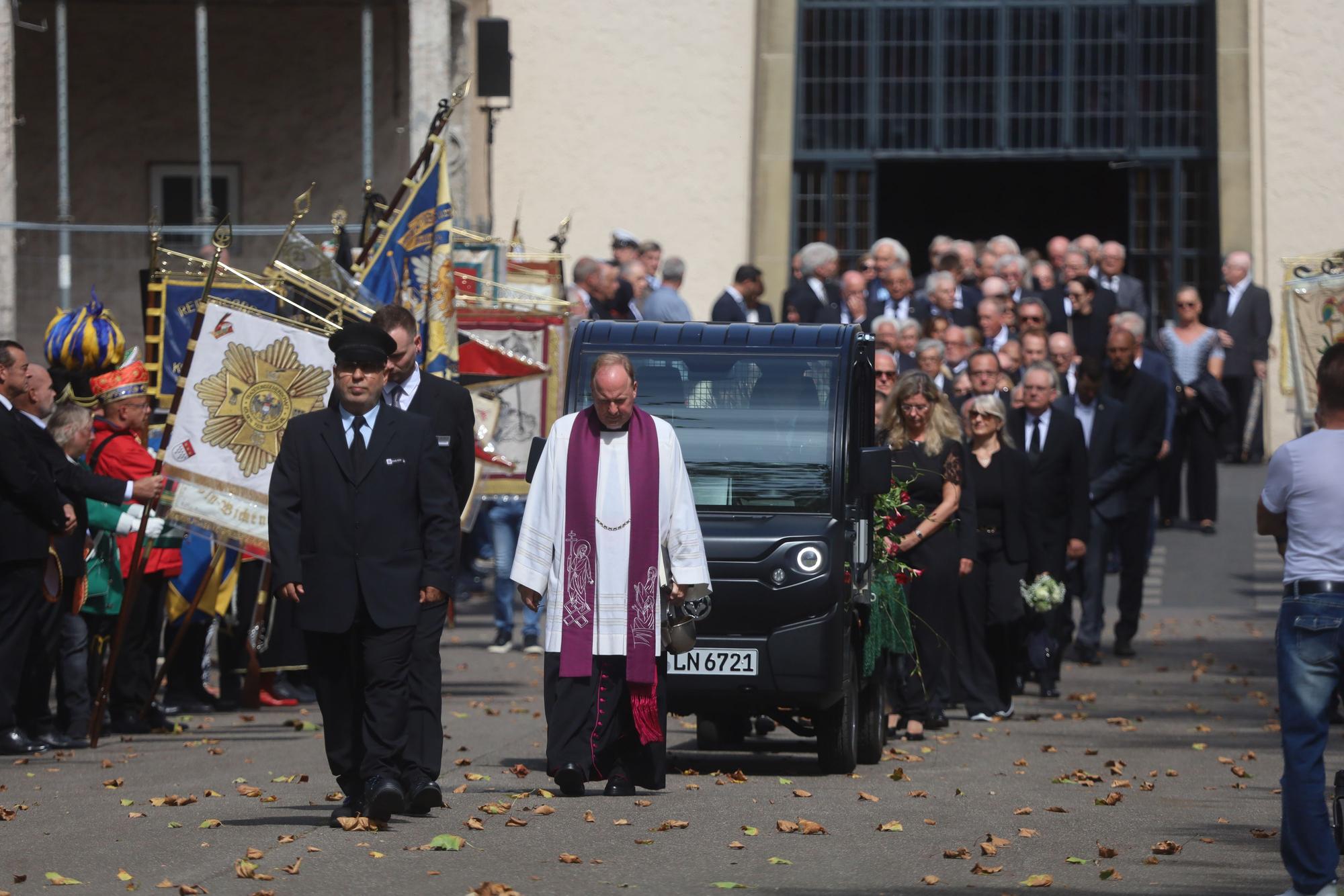 Stadtdechant Robert Kleine führte den Trauerzug zur Grabstätte auf dem Westfriedhof.